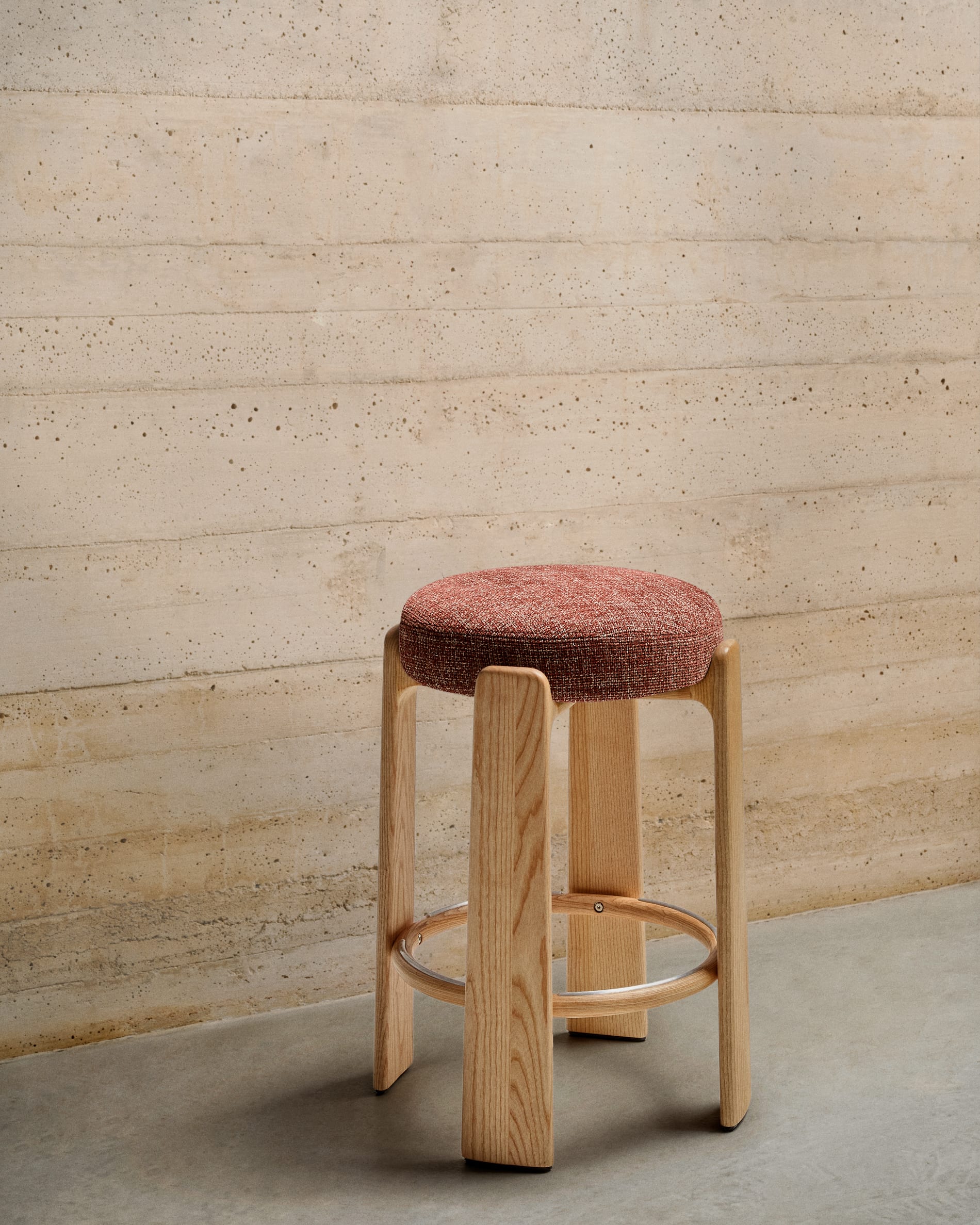 Barkruk GRANITE bruin-rood chenille met essen basis