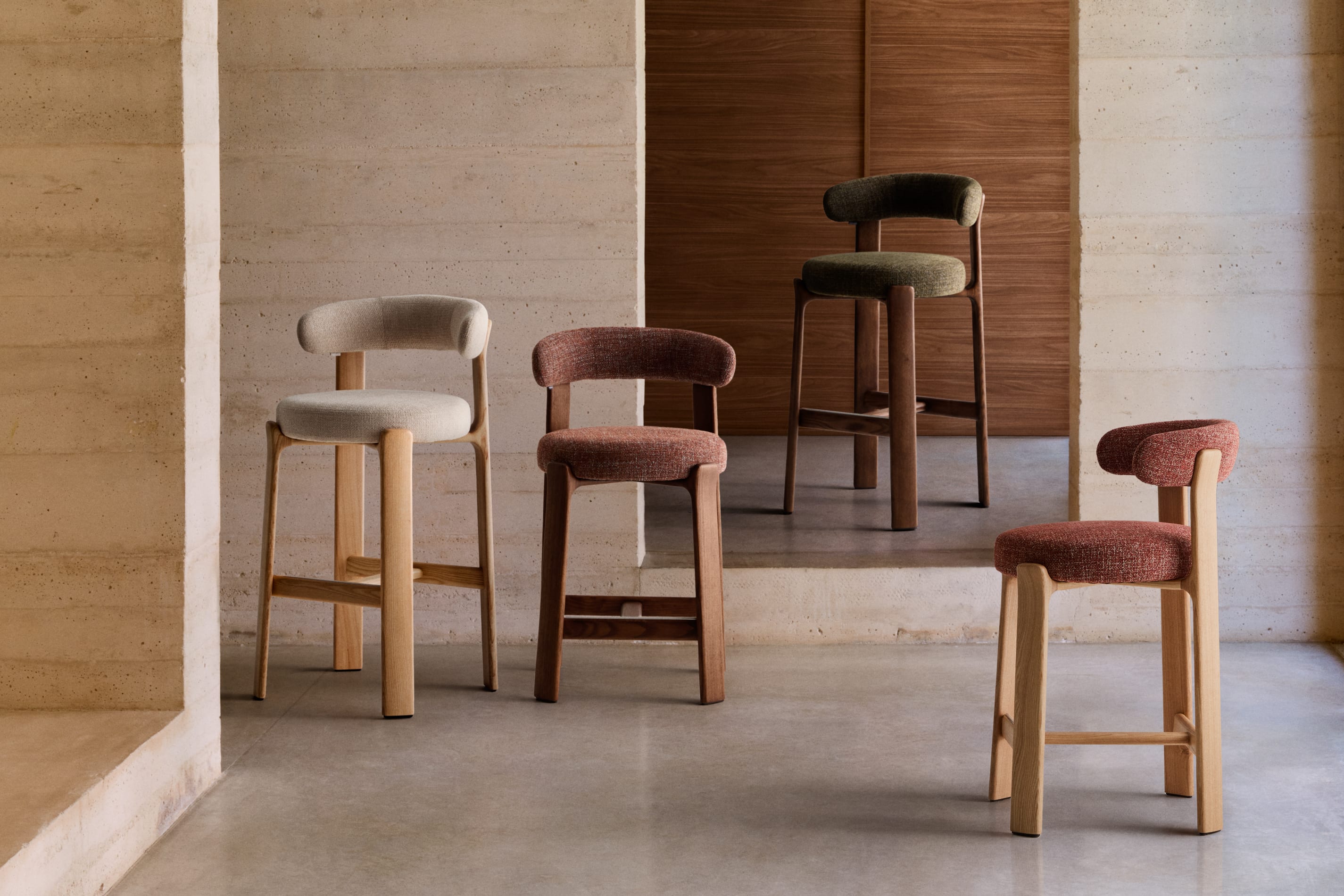 Hocker GRANITE bruin chenille met een donkere essen basis