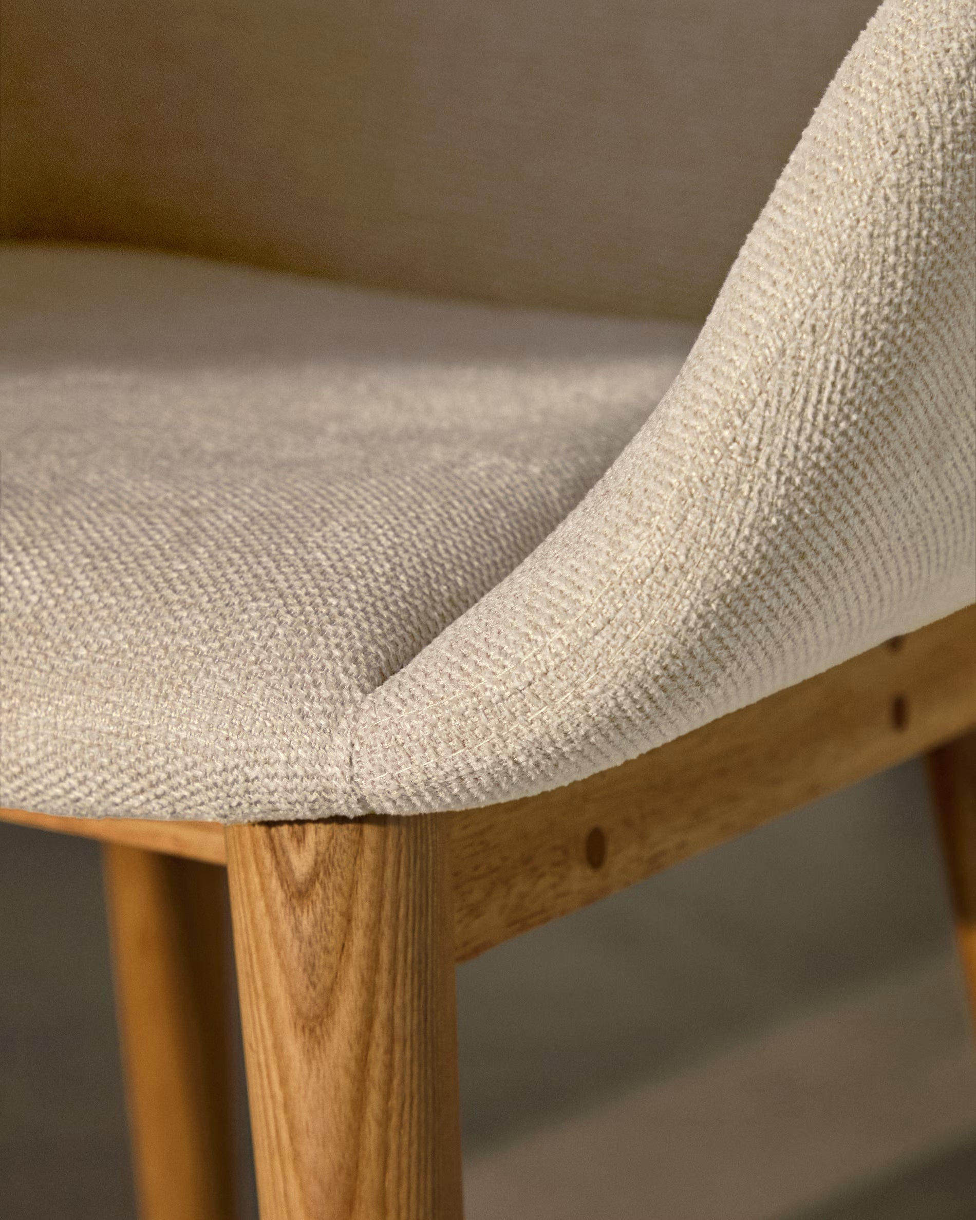 KONNA stoel beige chenille met een essen basis