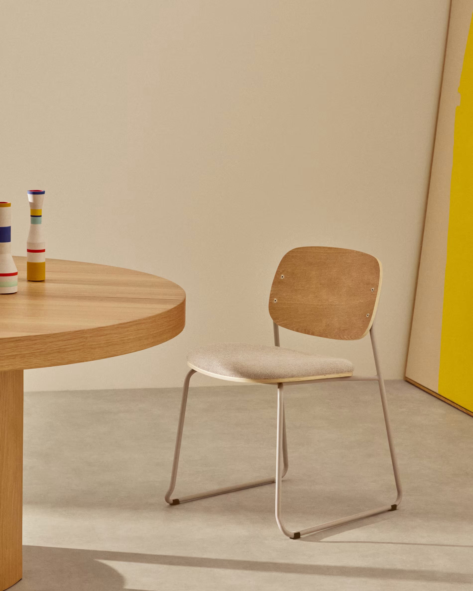 Stoel MELI van populieren multiplex met een beige chenille zitting