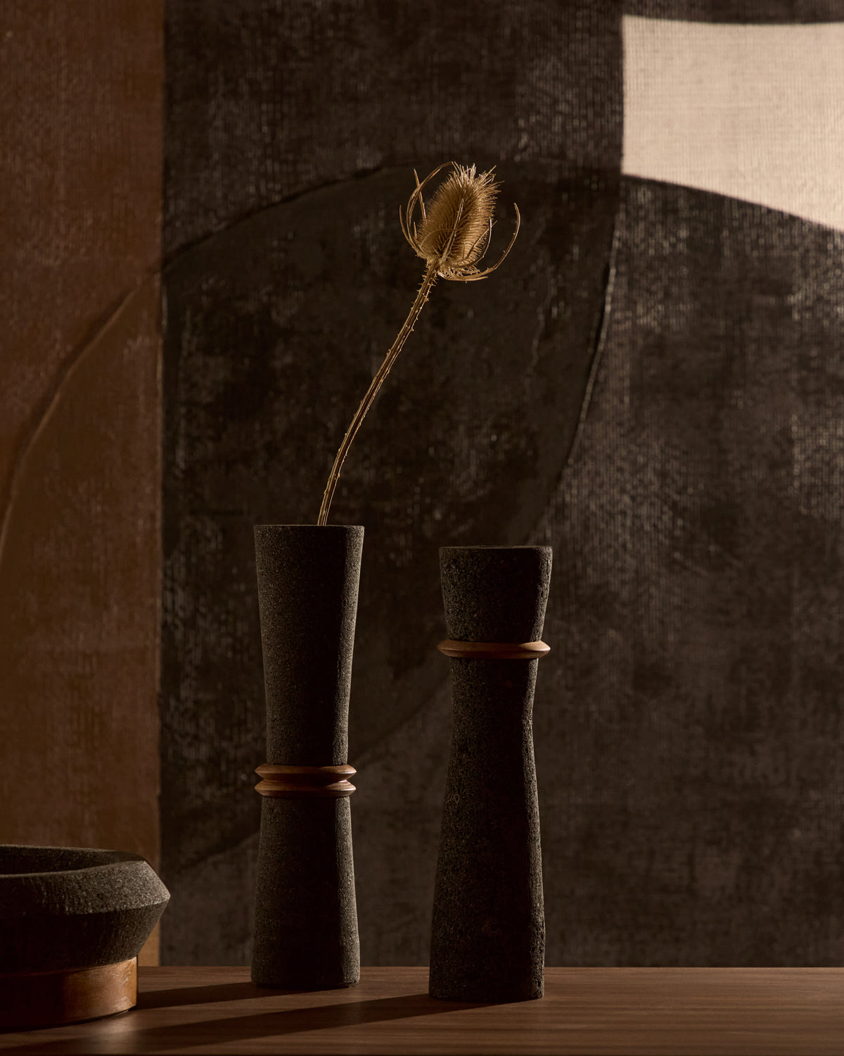 Wazon NARO czarny kamień z drewnem tekowym – ujęcie 6