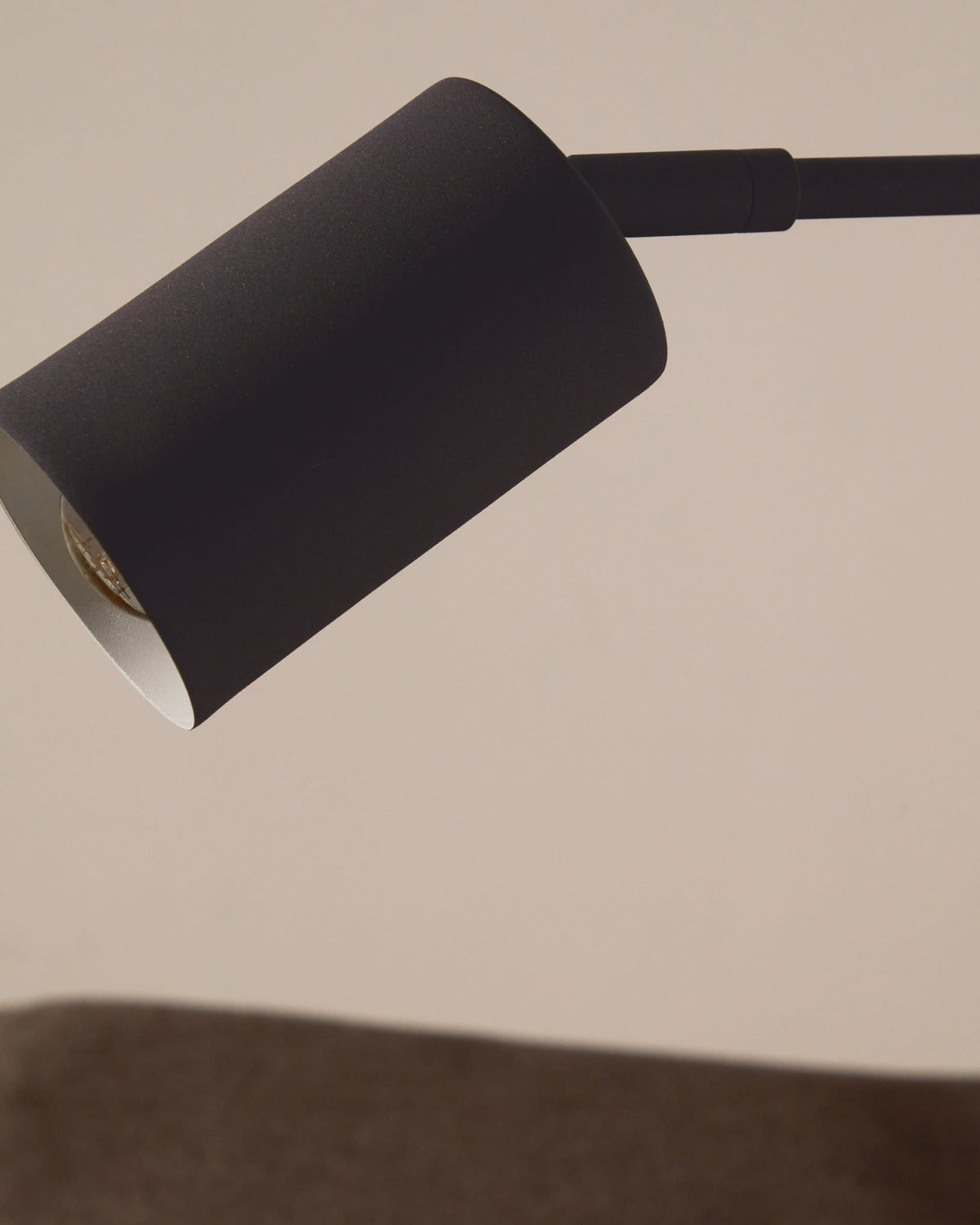 Lampa biurkowa MANIE czarny metal z efektem żeliwa – ujęcie 4