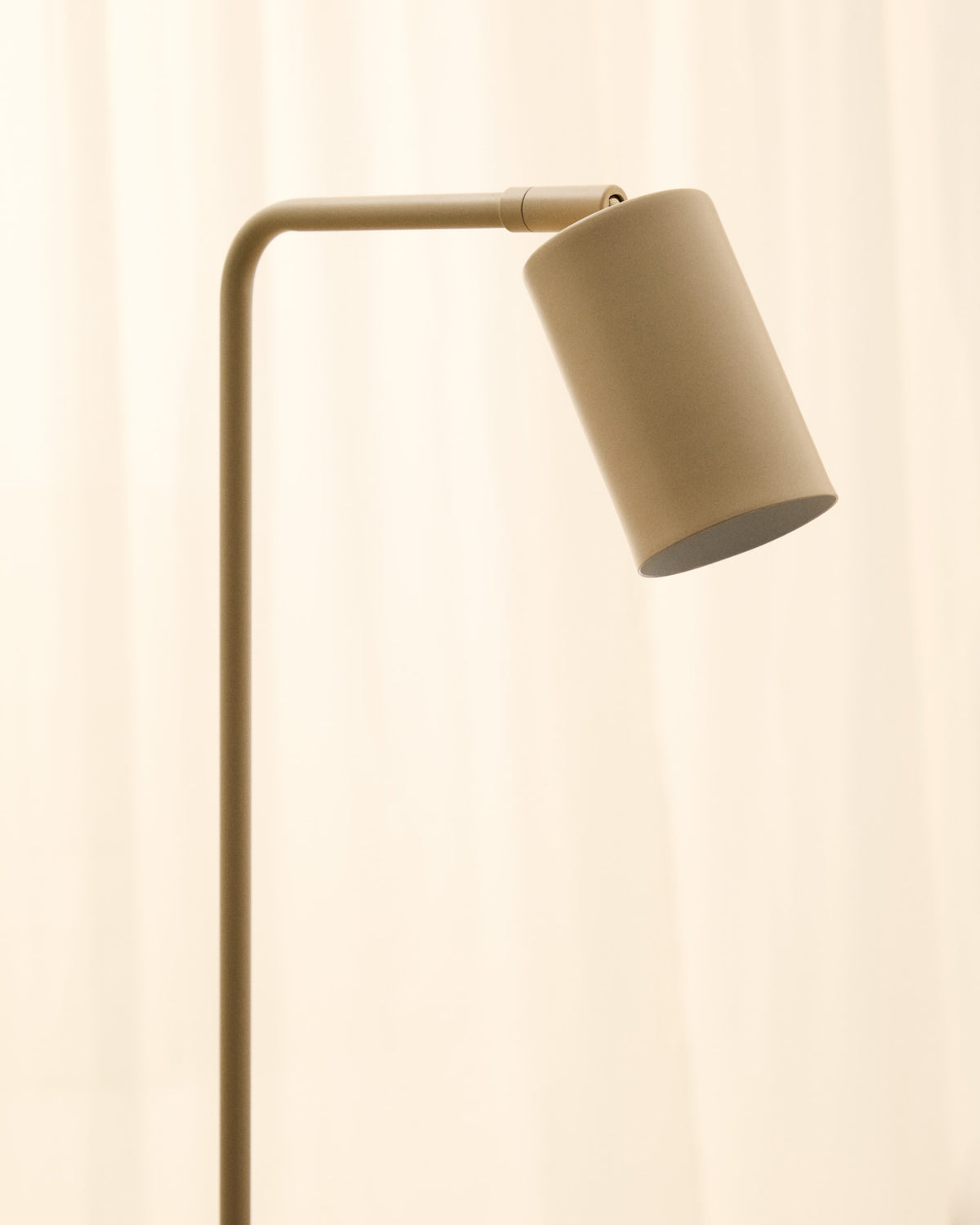 Lampa podłogowa MANIE beżowy teksturowany metal – ujęcie 4