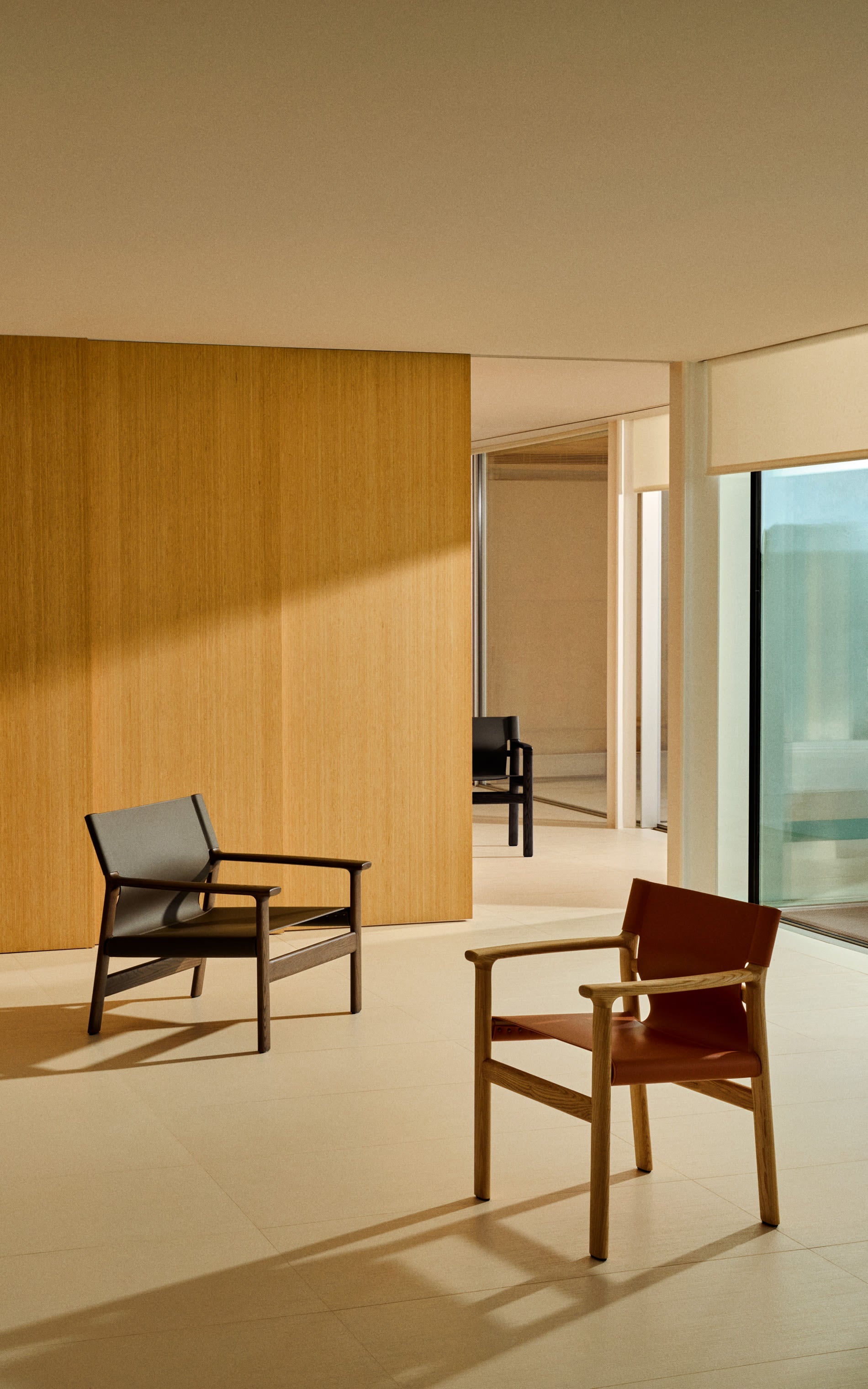 Fauteuil JAN zwart gerecycled leer met zwart essenhout