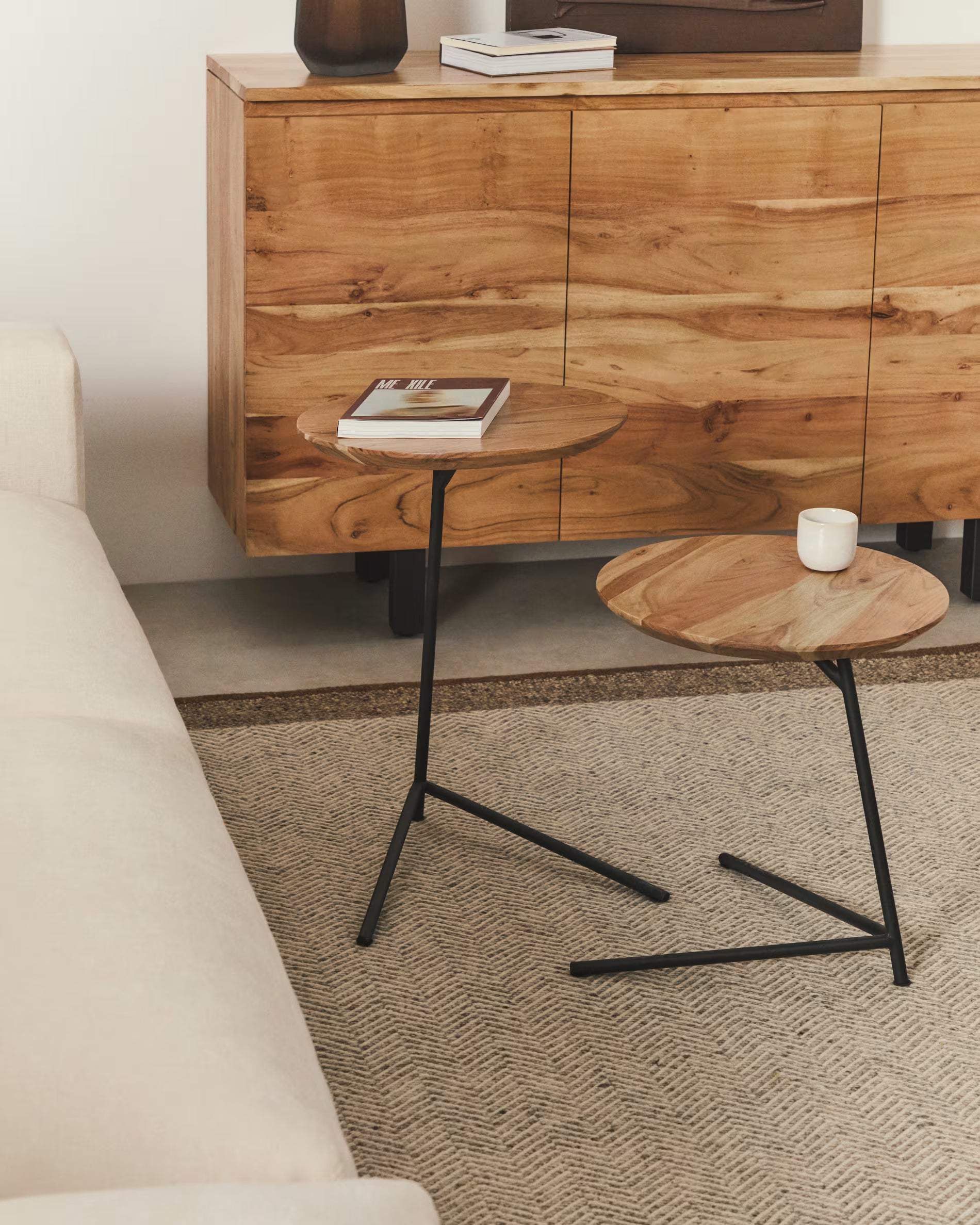 VINTARA set van tafels van massief acaciahout met zwarte basis