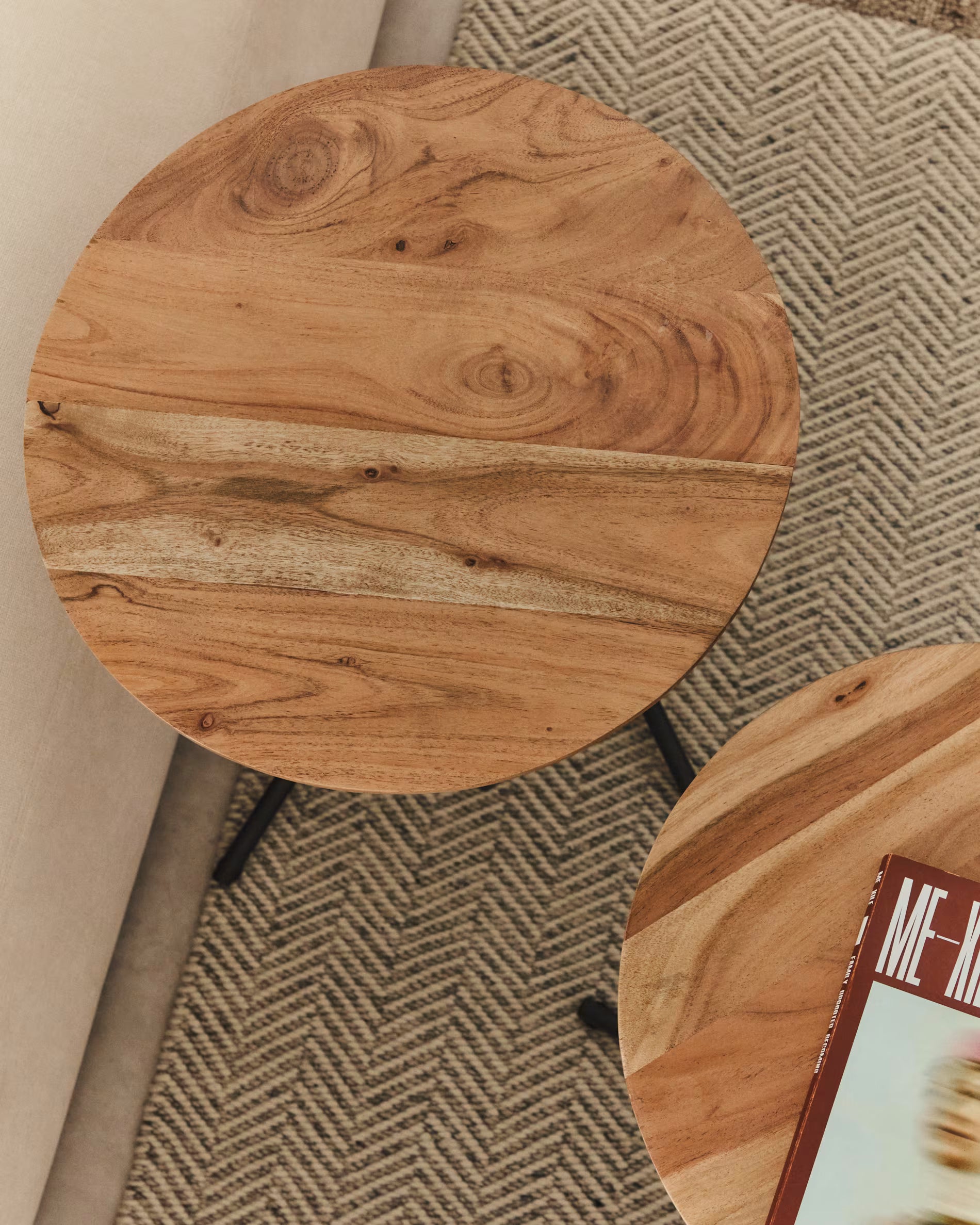 VINTARA set van tafels van massief acaciahout met zwarte basis