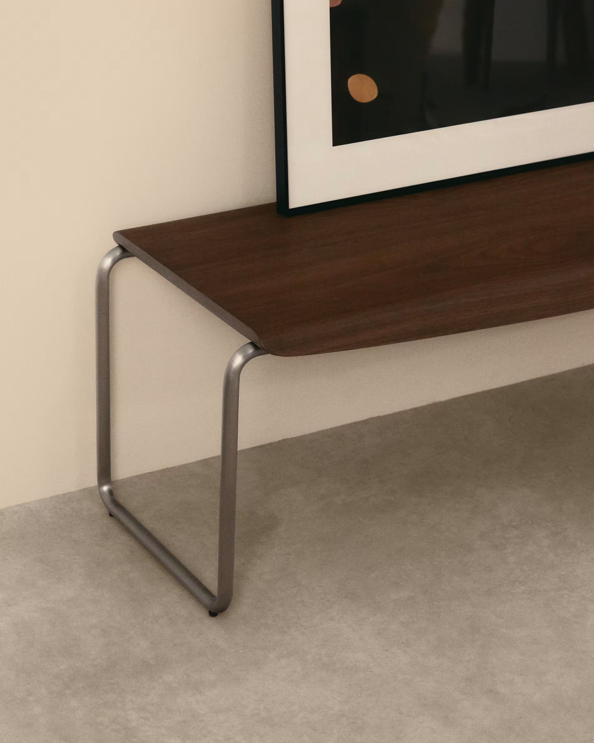 TARSEL bank donkerbruin notenhoutfineer met stalen basis