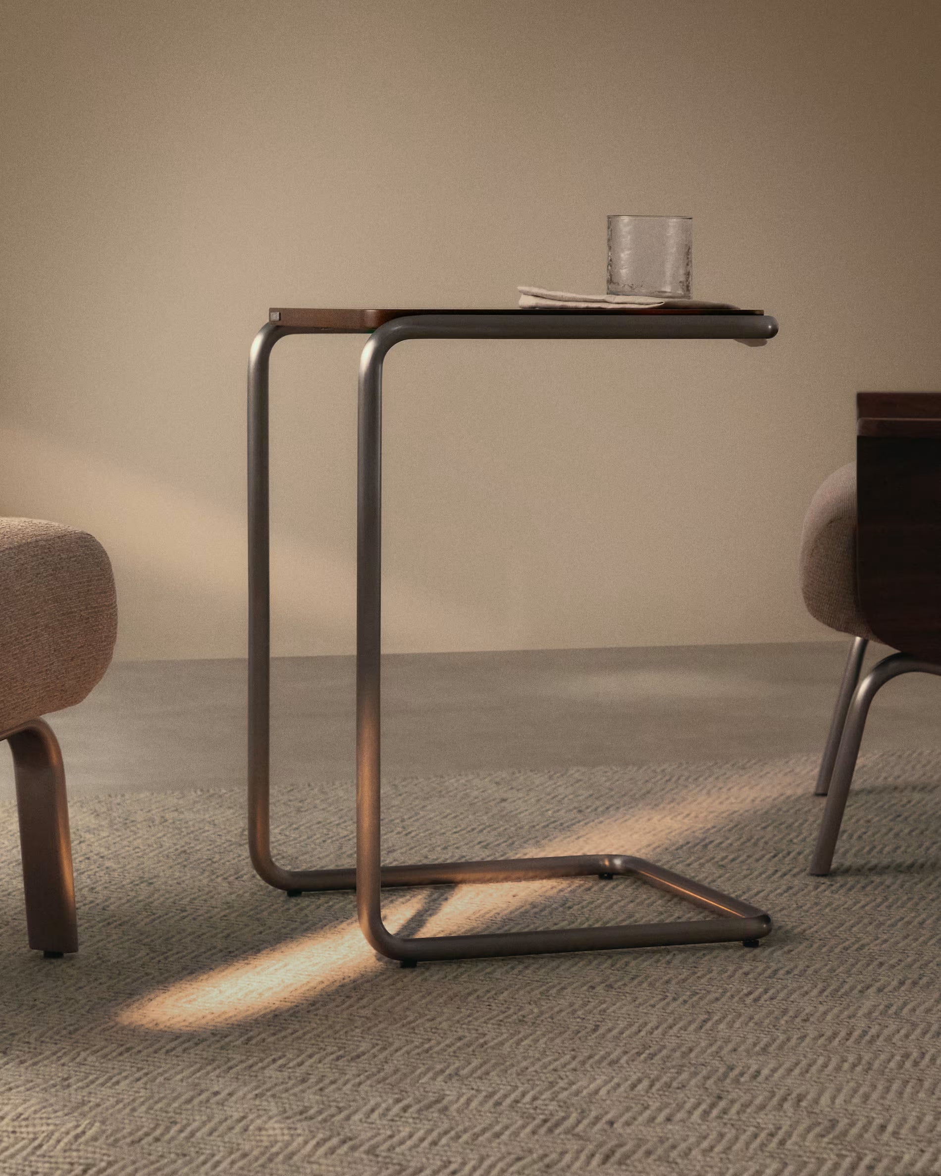 Zijtafel TARSEL donkerbruin notenhoutfineer met stalen basis