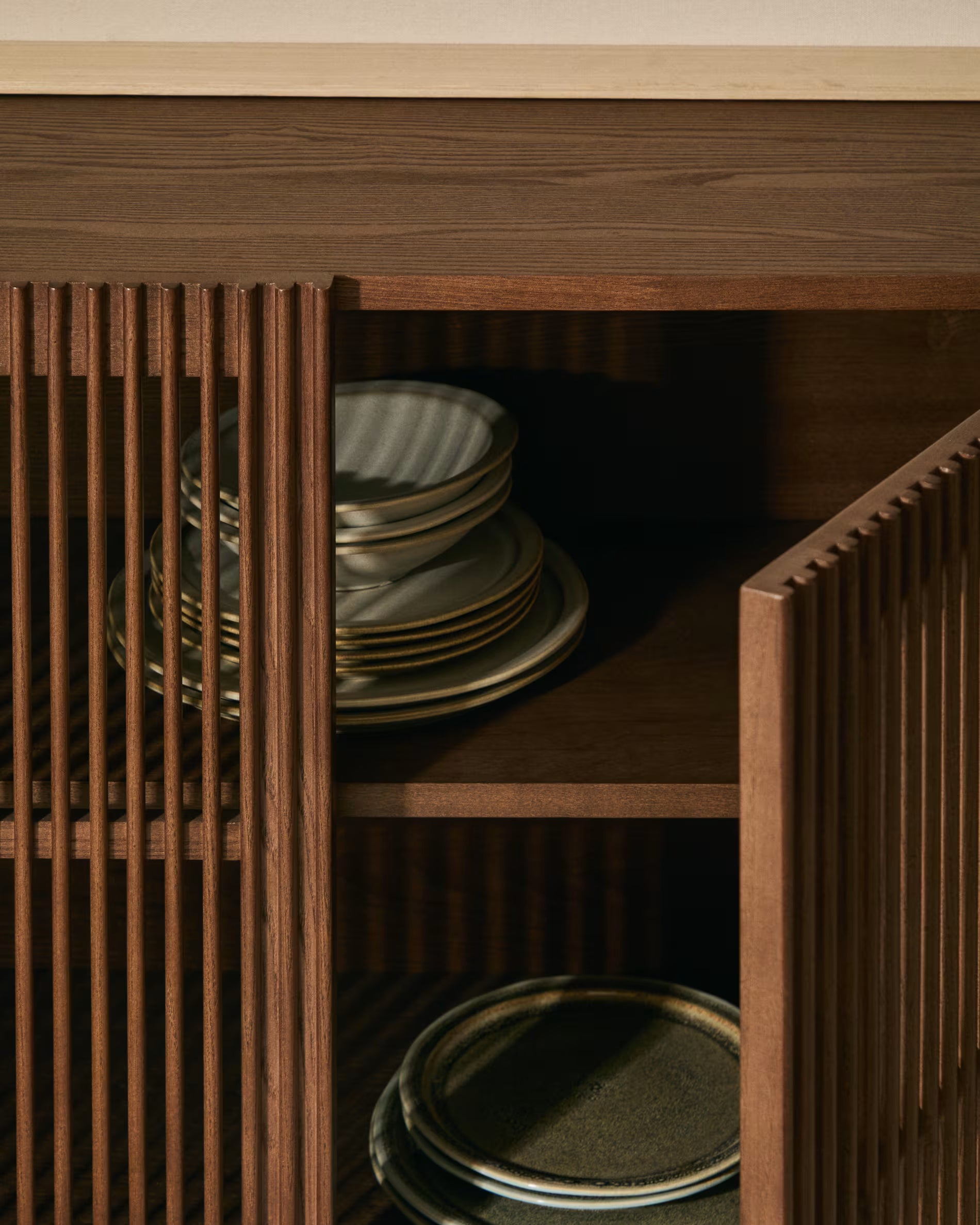 Kommode BEYLA aus dunkelbraunem Eschenholz