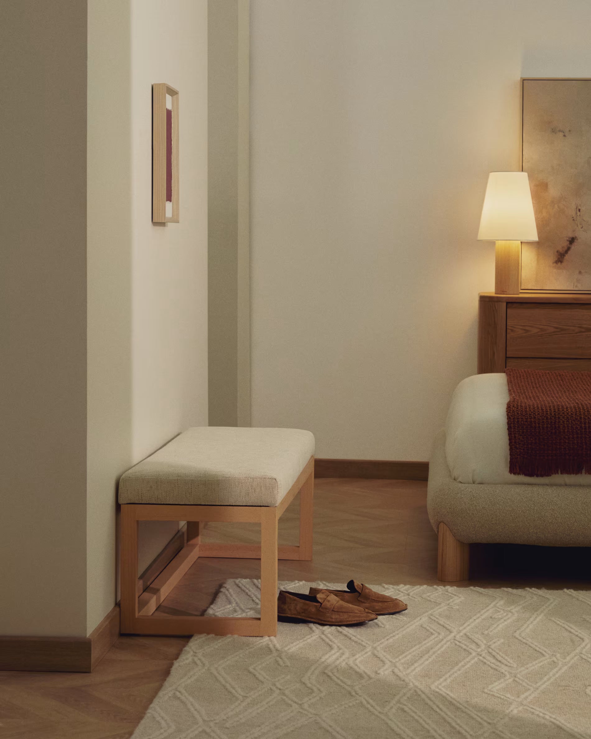 Bank LOYA beige chenille met beuken onderstel