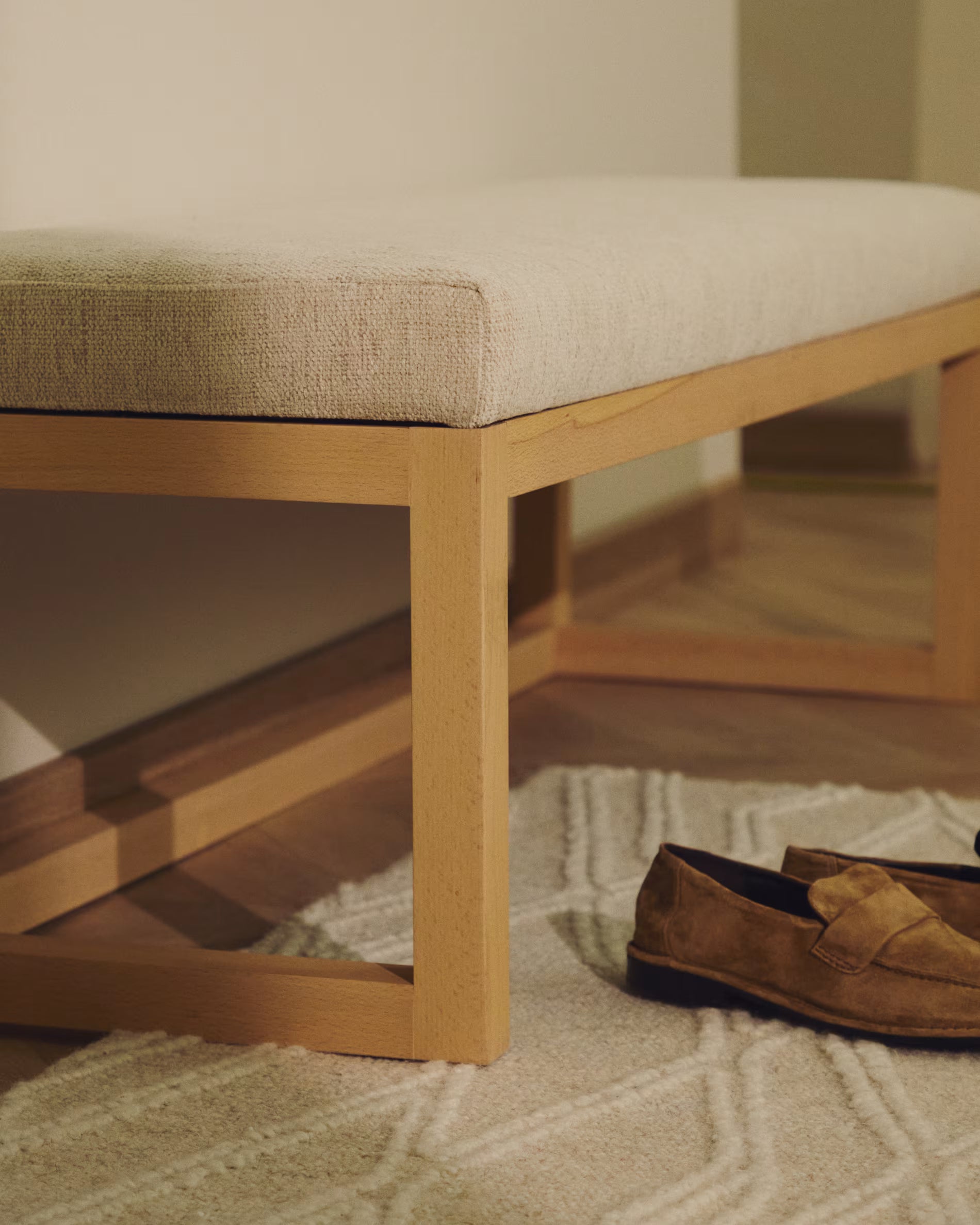 Bank LOYA beige chenille met beuken onderstel