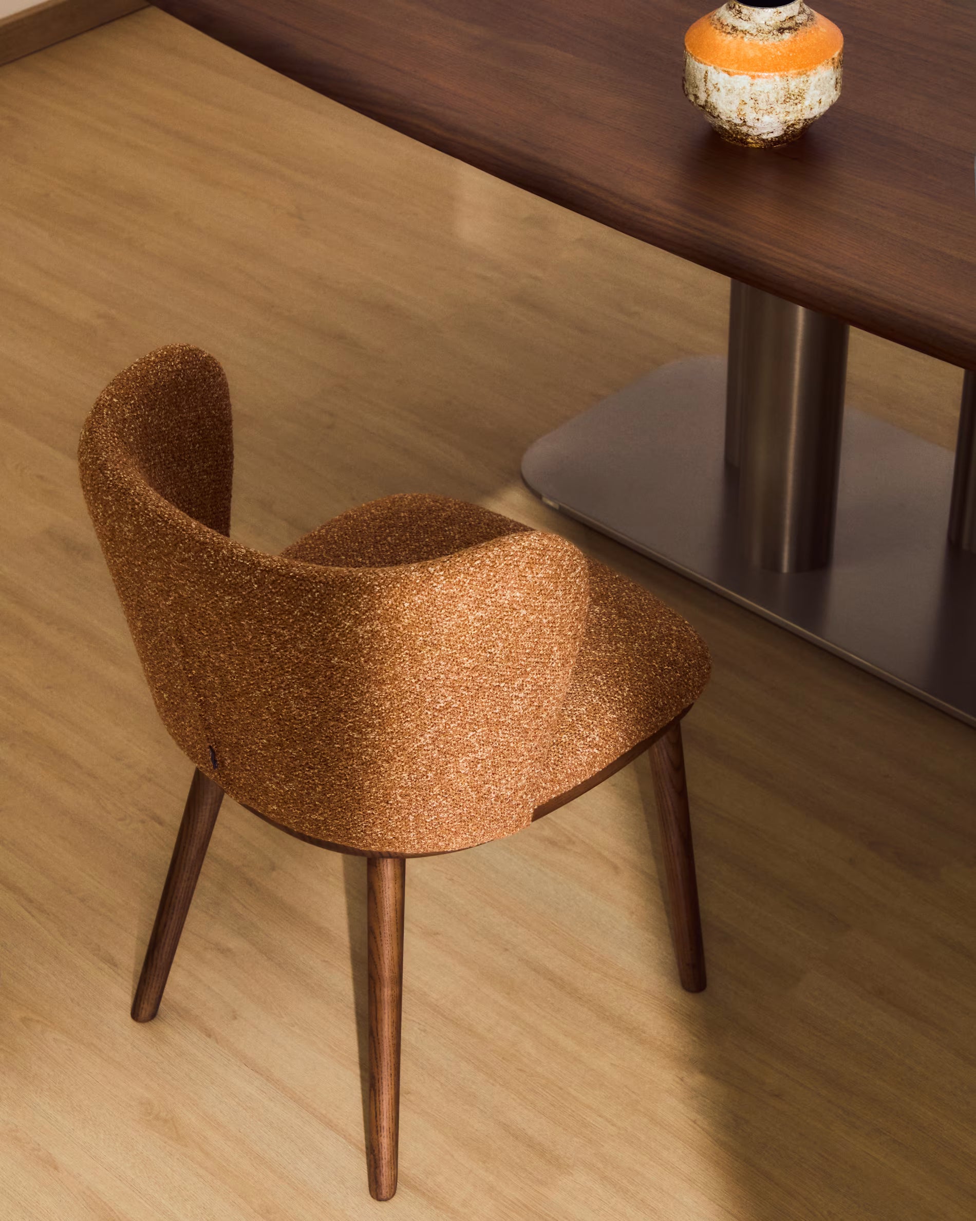 Stuhl CISELIA ziegelroter Chenille mit dunklem Eschenfuß