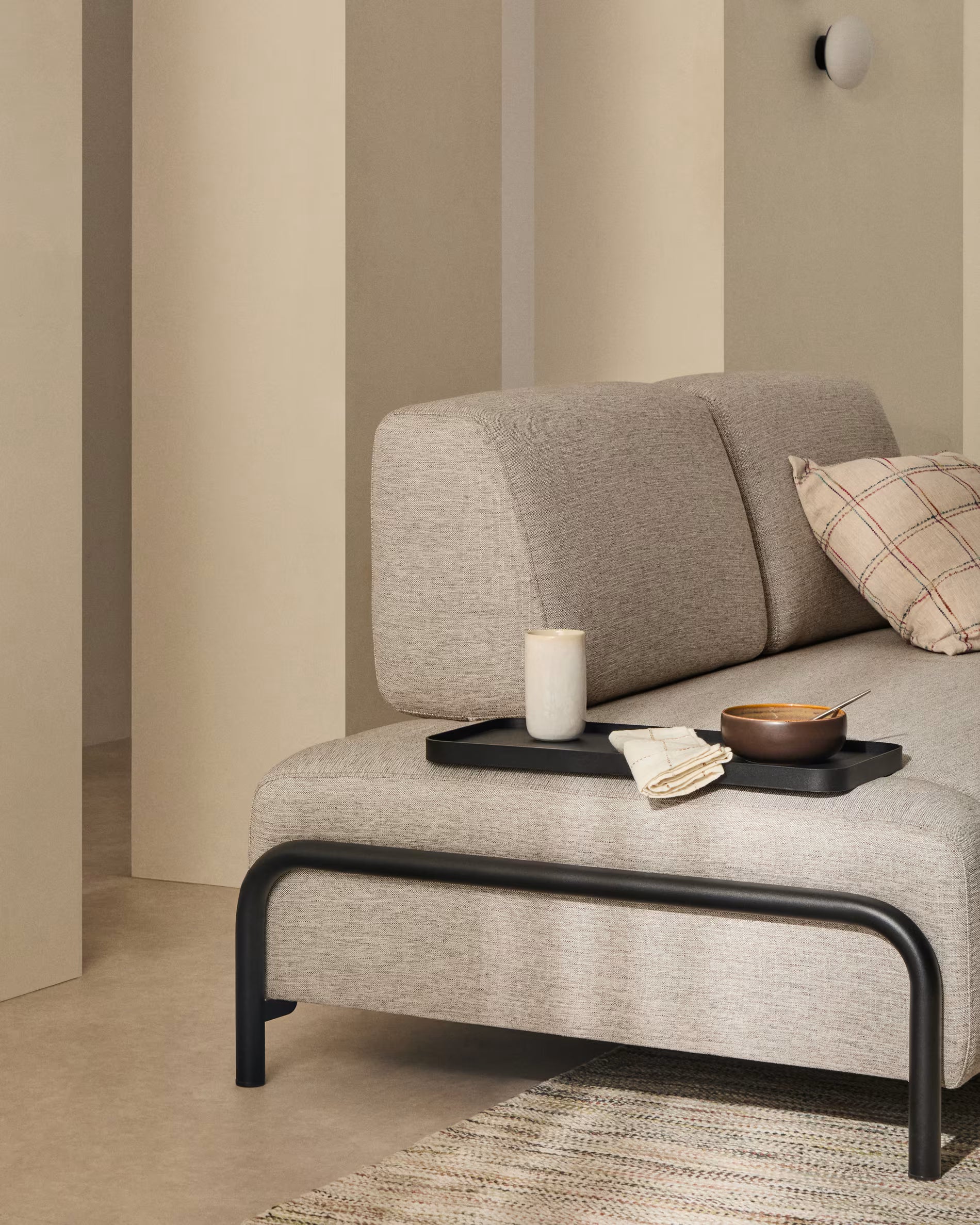 2-seater right-facing sofa with tray COMPO gray-beige with black base