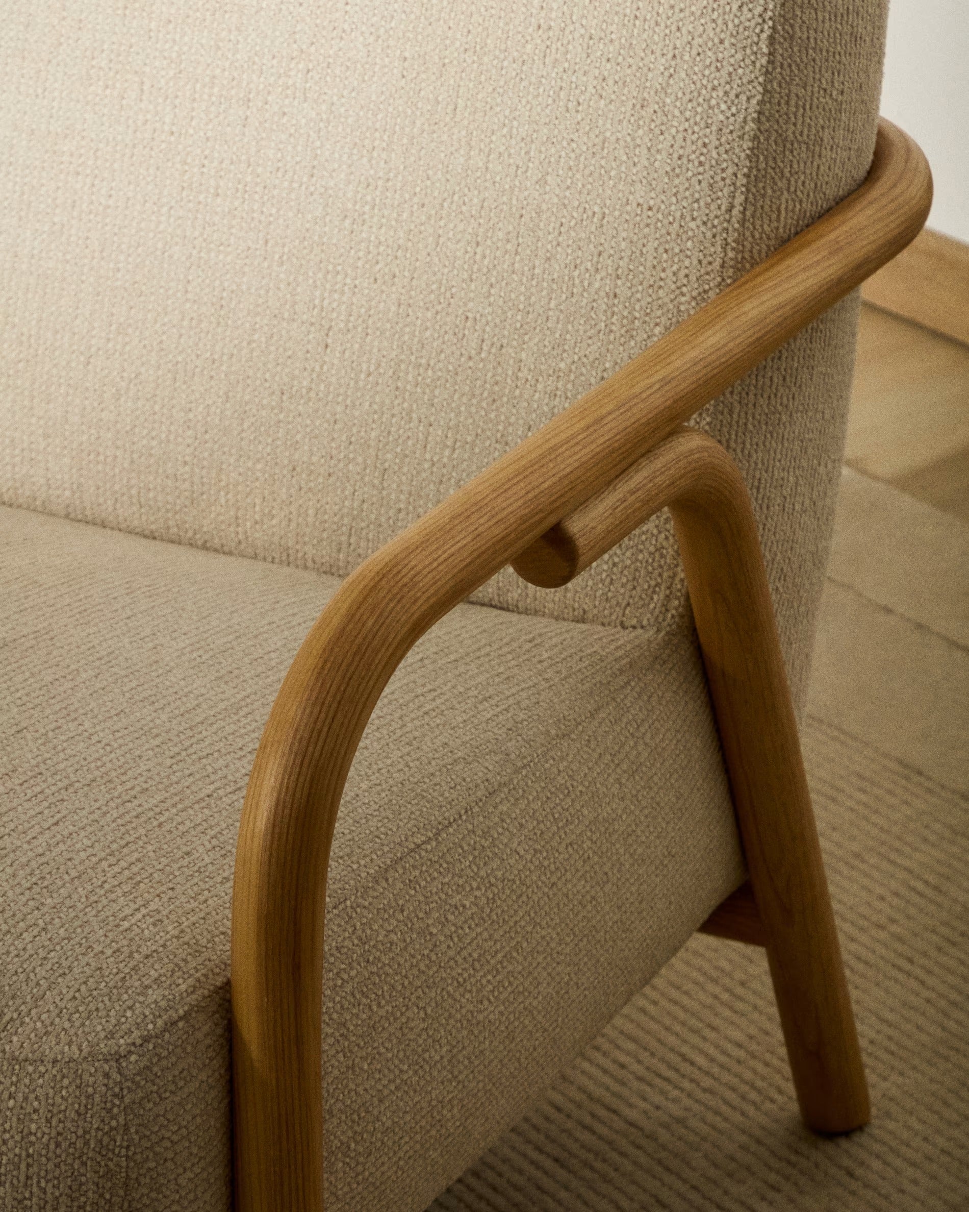 Beige SYLO fauteuil met essen basis