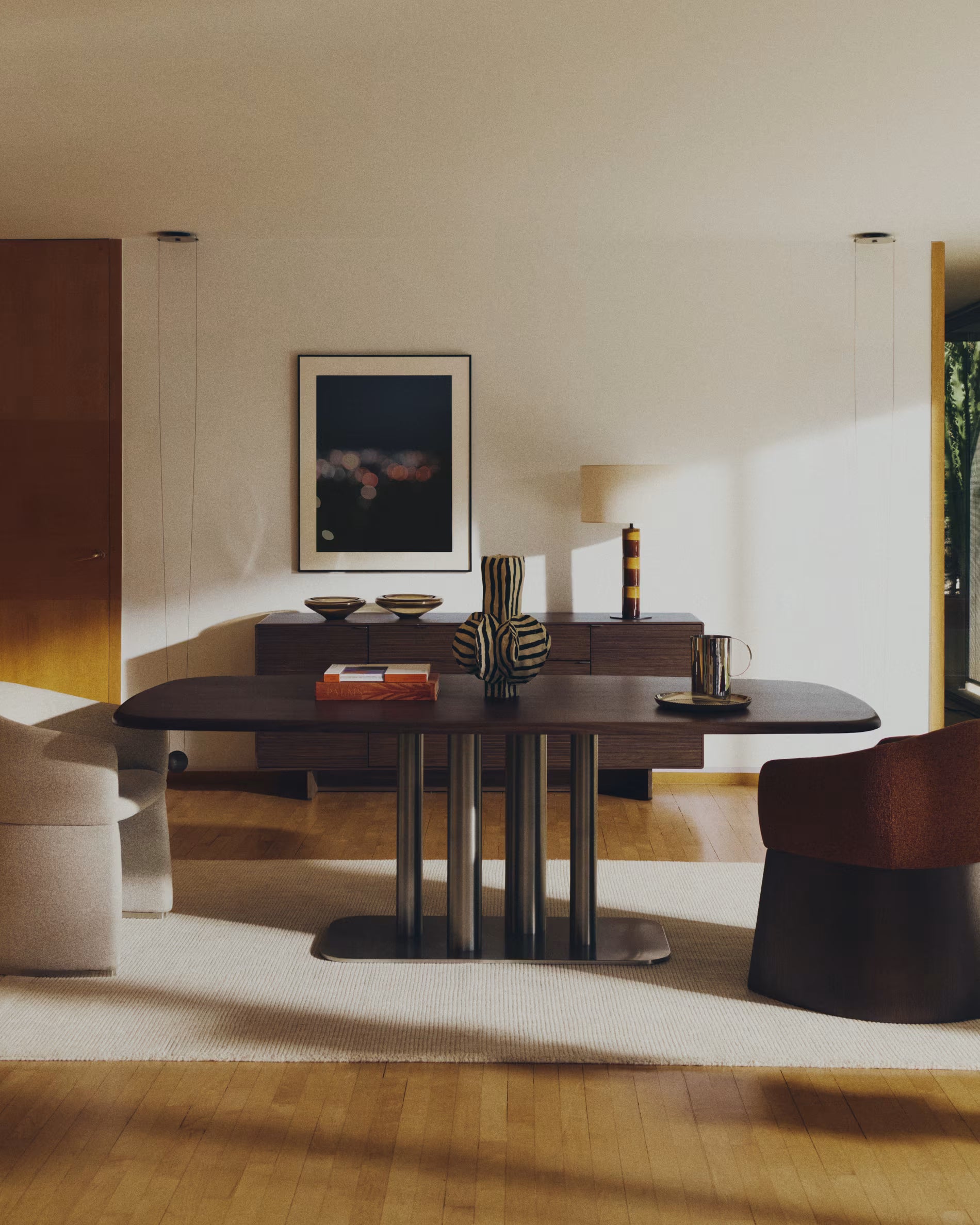 Tisch MELVAR Nussfurnier mit Stahlbasis