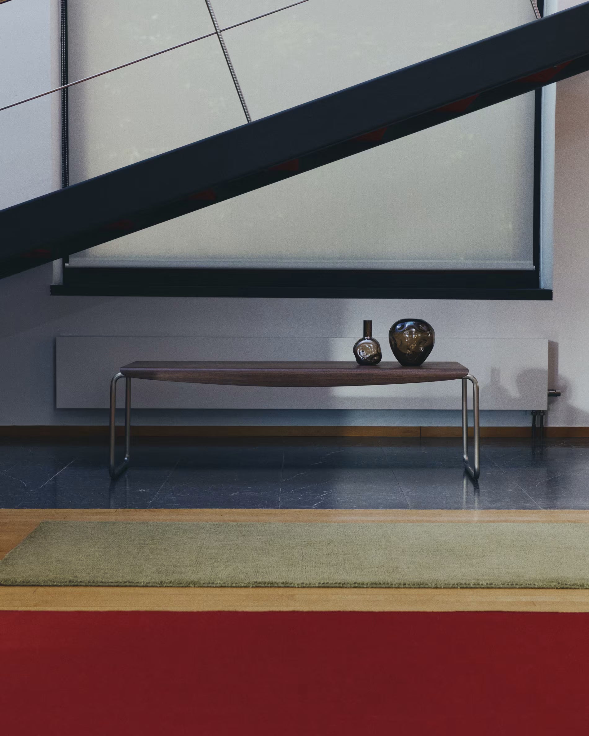 TARSEL bank donkerbruin notenhoutfineer met stalen basis