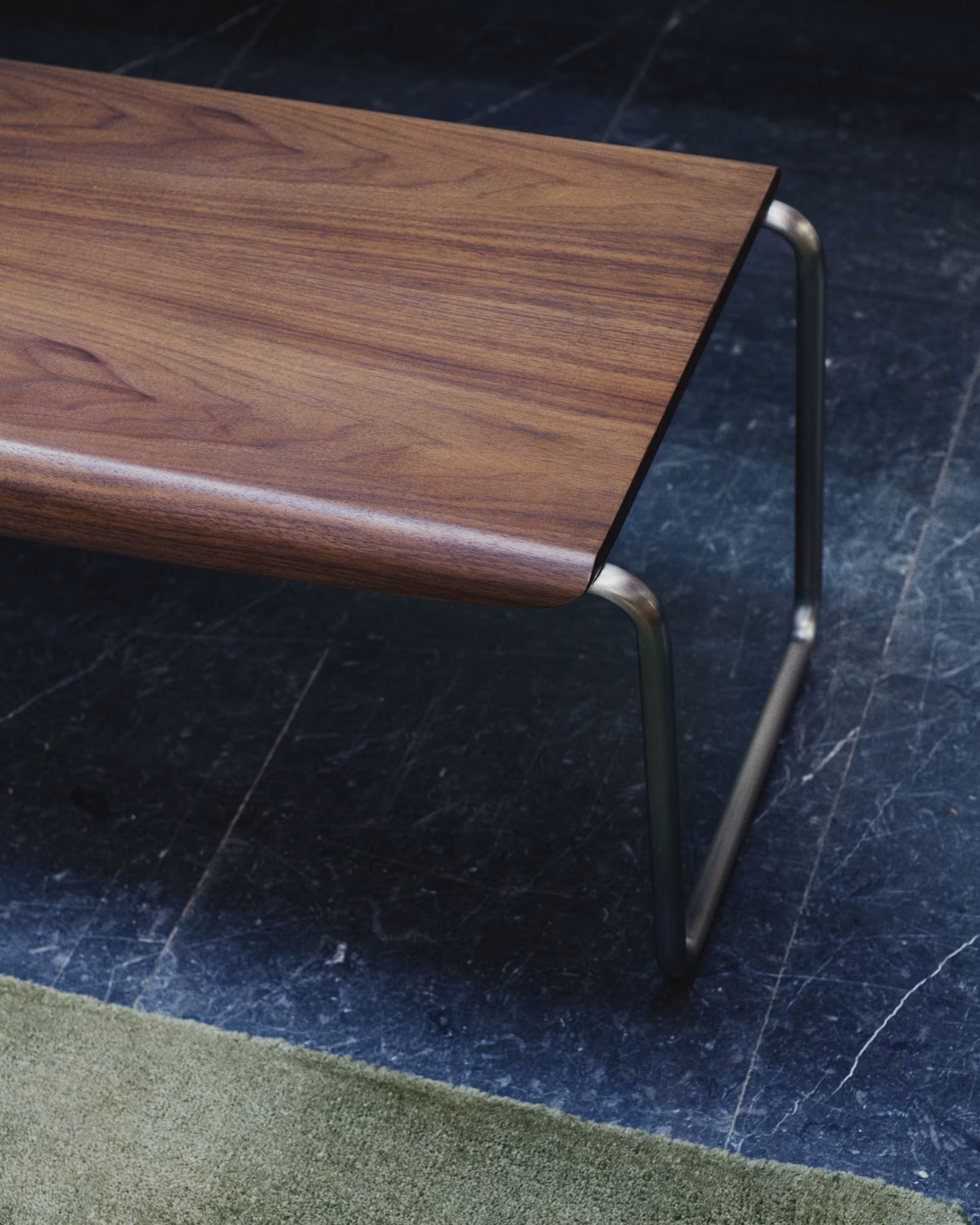 TARSEL bank donkerbruin notenhoutfineer met stalen basis