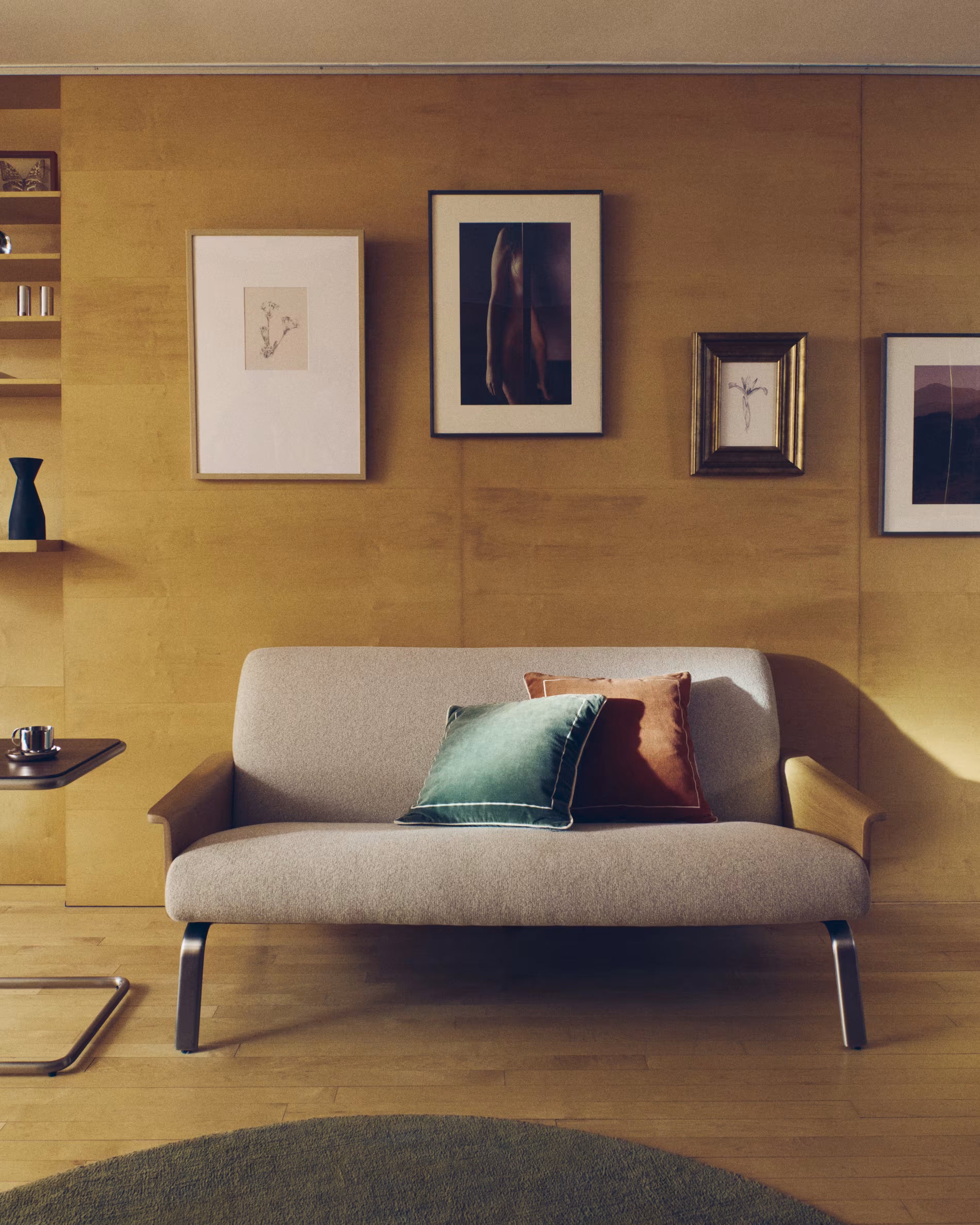 Sofa 2-zits AMSEN beige met eiken multiplex en stalen basis