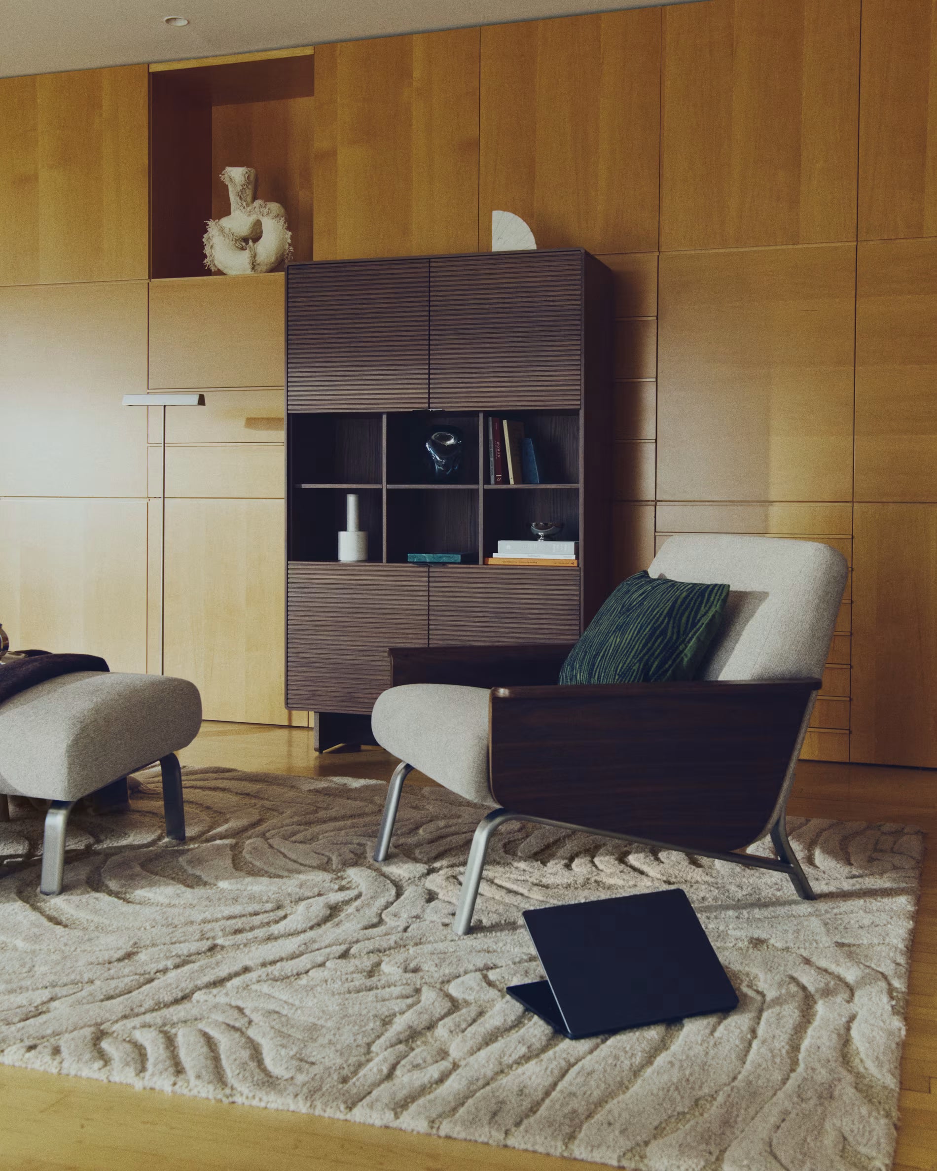 AMSEN armchair in light brown with walnut plywood and steel base