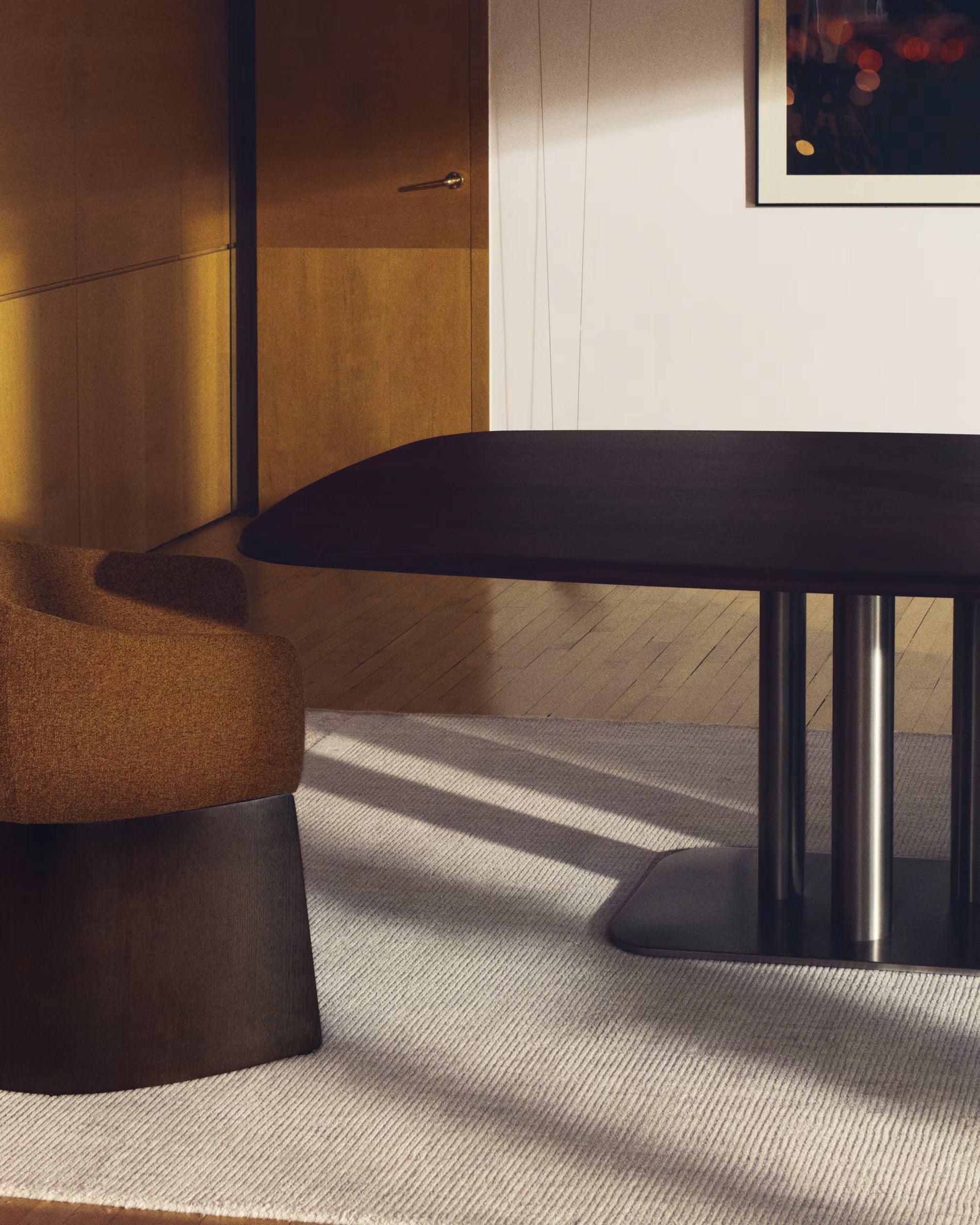 Tisch MELVAR Nussfurnier mit Stahlbasis