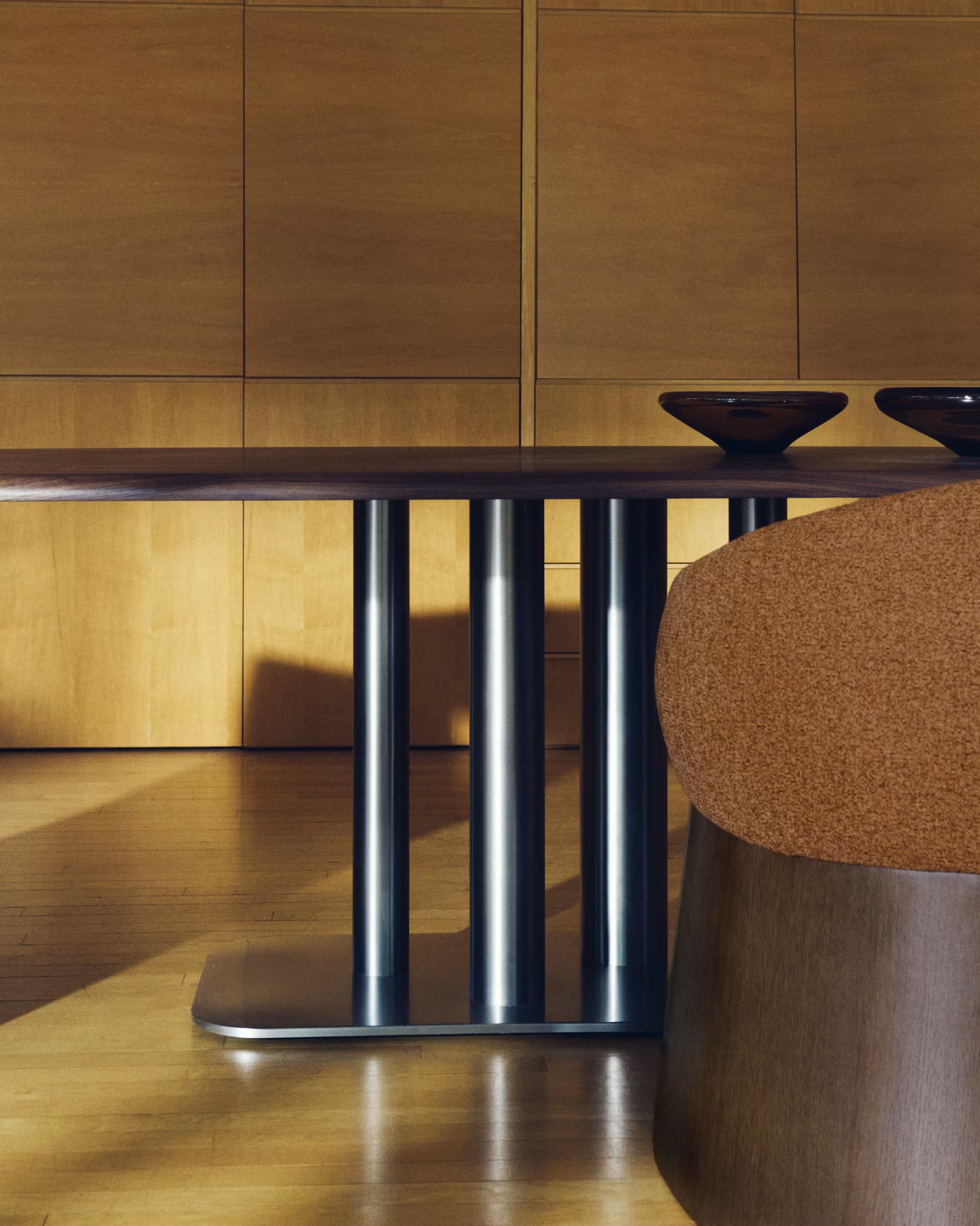 Tisch MELVAR Nussfurnier mit Stahlbasis