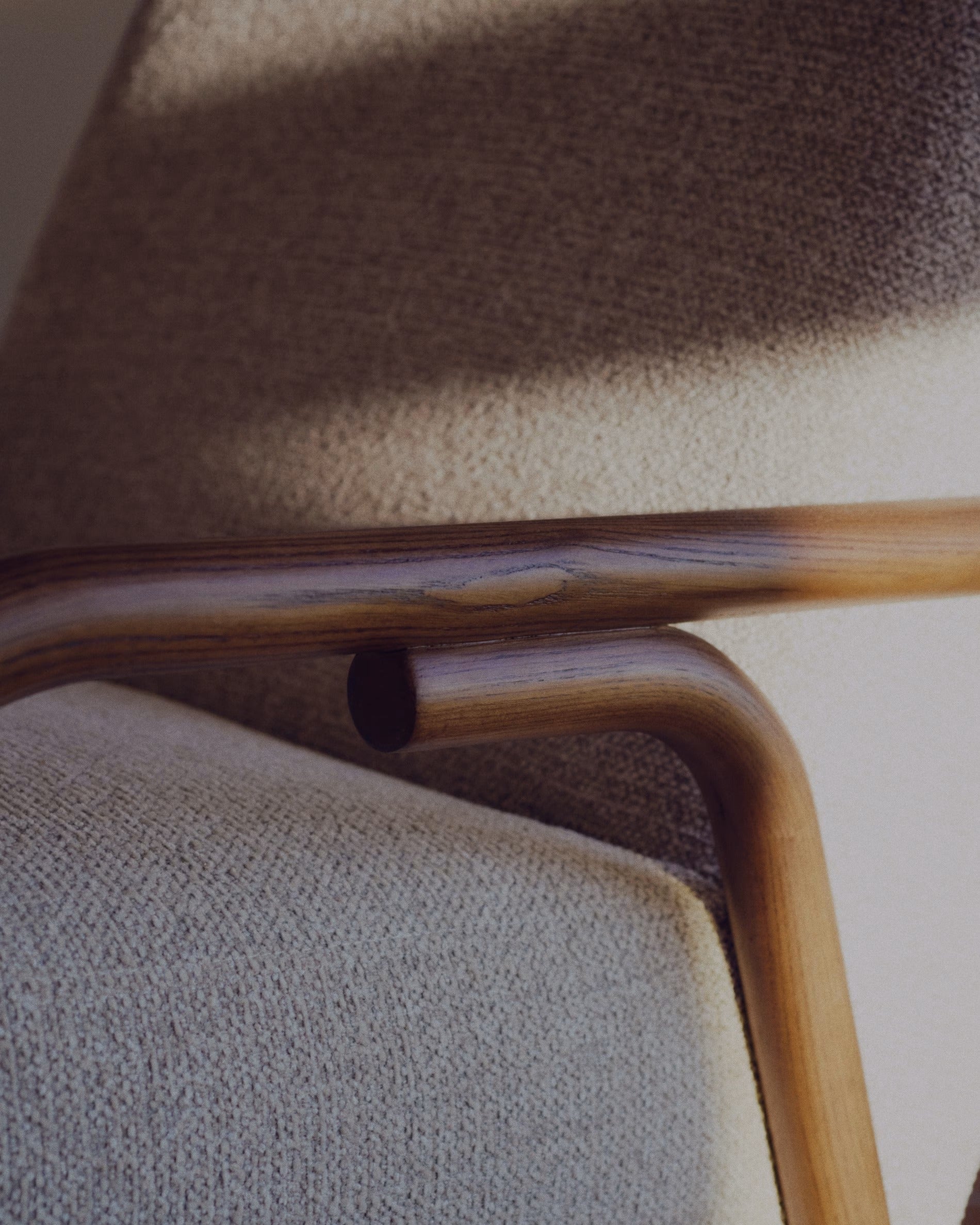 Beige SYLO fauteuil met donkere essen basis