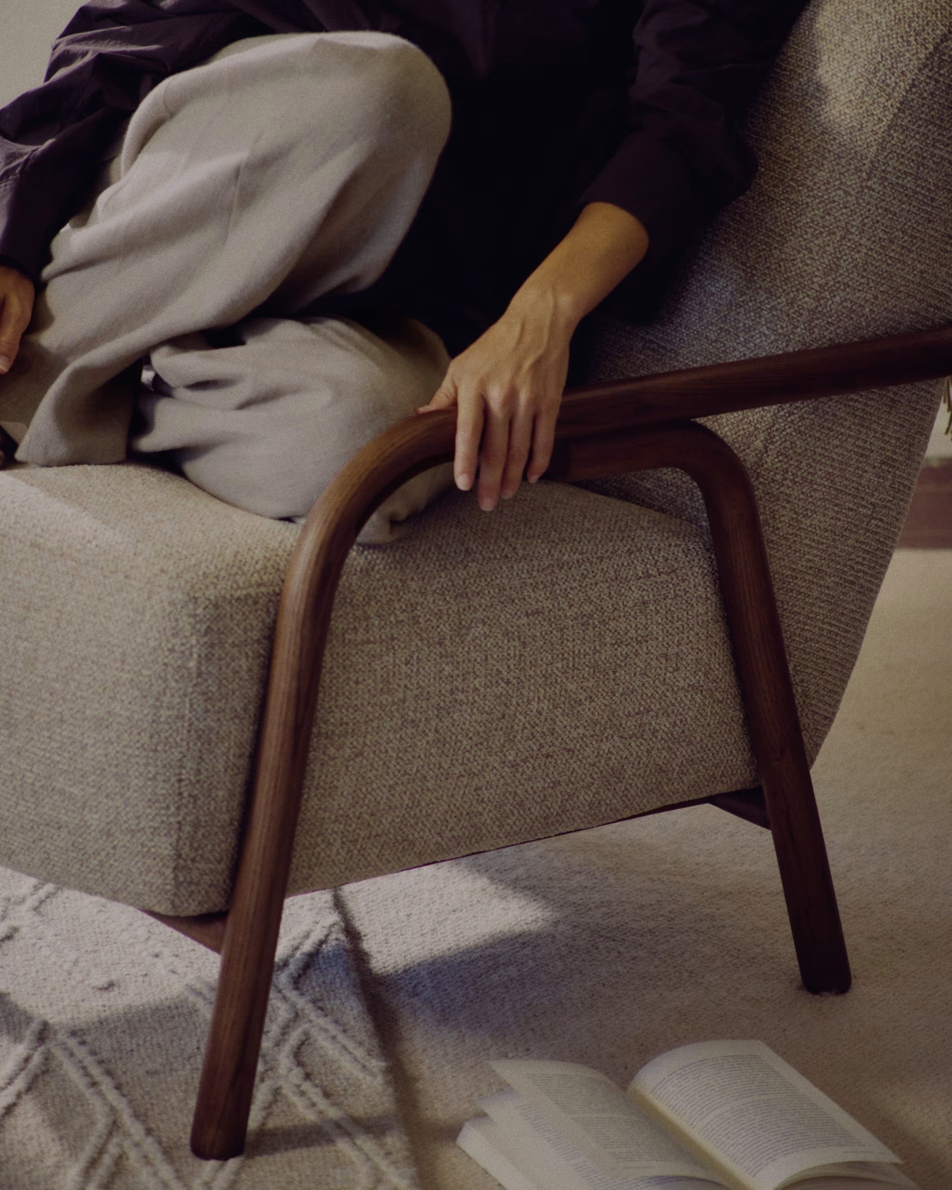 Beige SYLO fauteuil met donkere essen basis