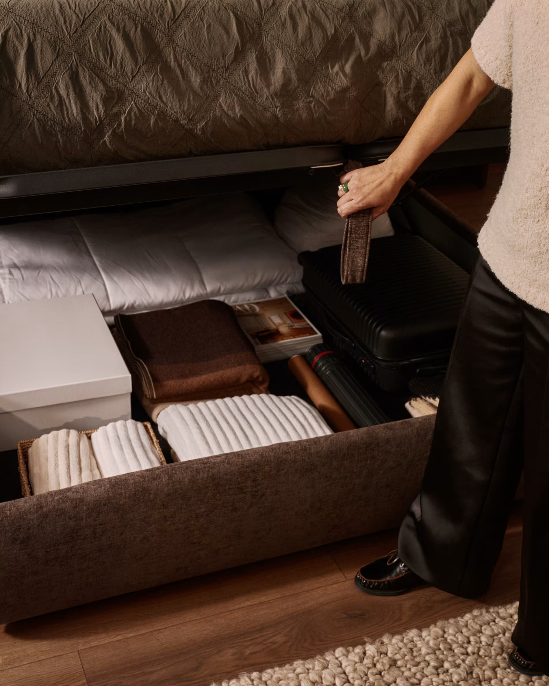 Bed met opbergruimte voor beddengoed DAFRA bruin chenille