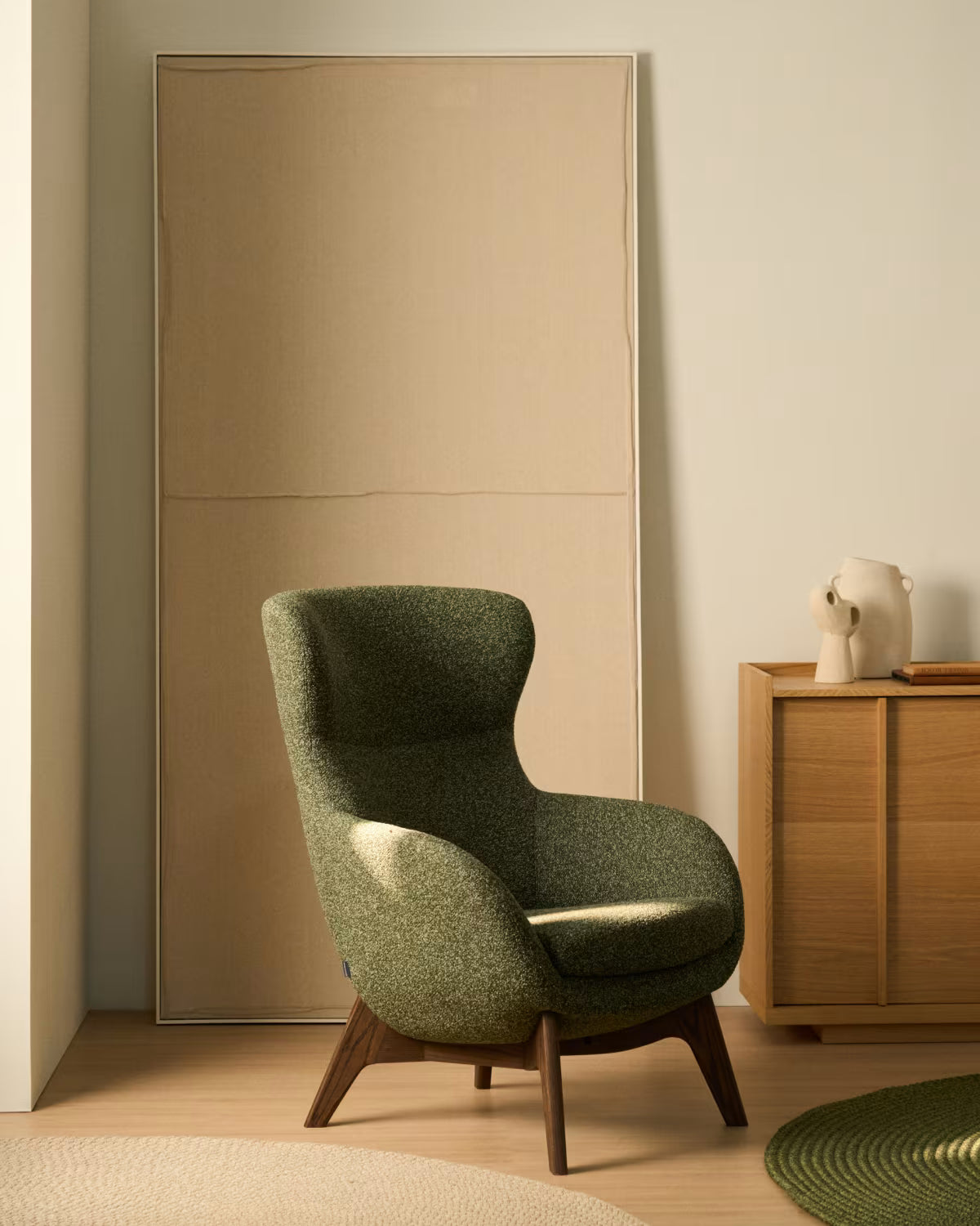 Fauteuil ADIRAN lichtbruin chenille met een donkere eiken basis