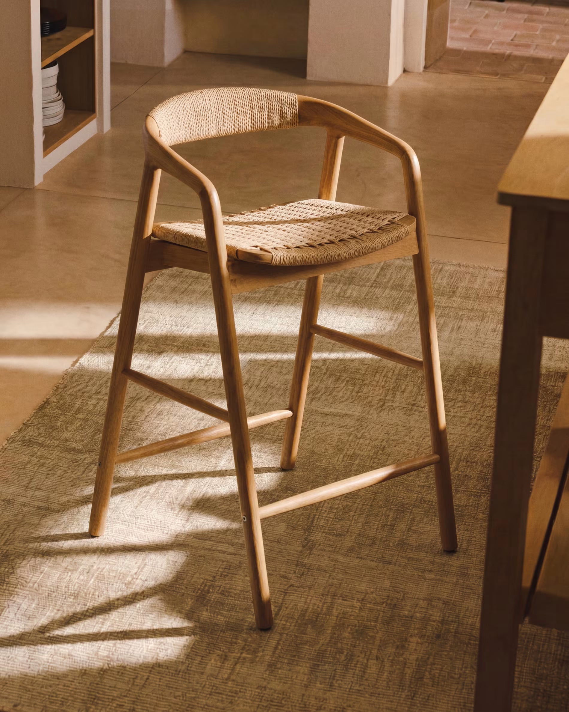 Barstoel DERILE van eikenhout met beige touw.