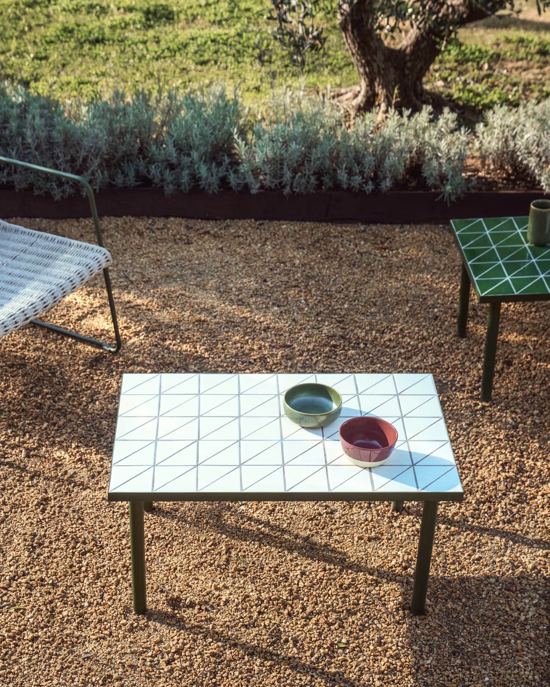 Kaffeetisch für den Garten MAURINA ecru mit grüner Basis