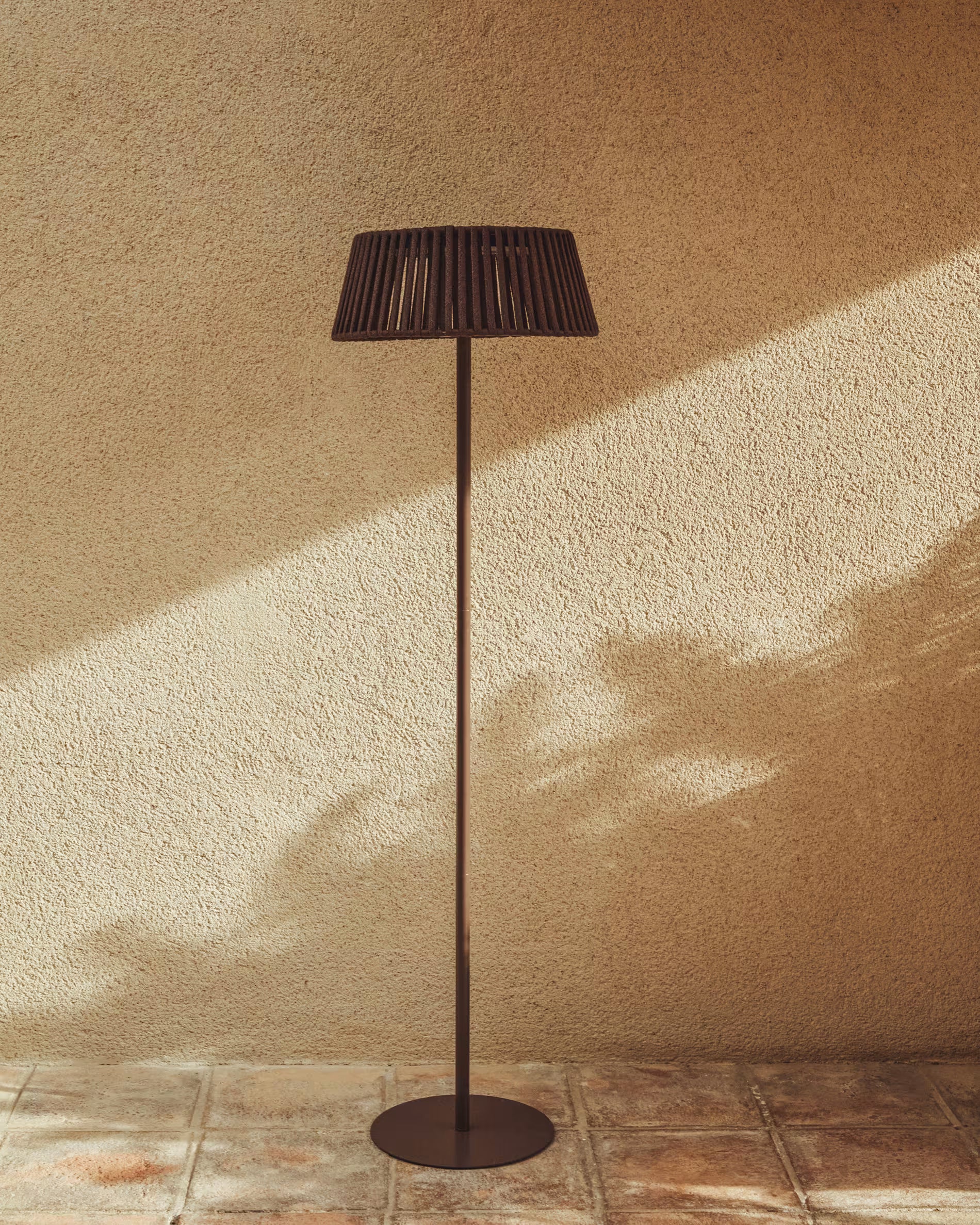 Lampa ogrodowa podłogowa solarna ALDET brązowy – Kave Home
