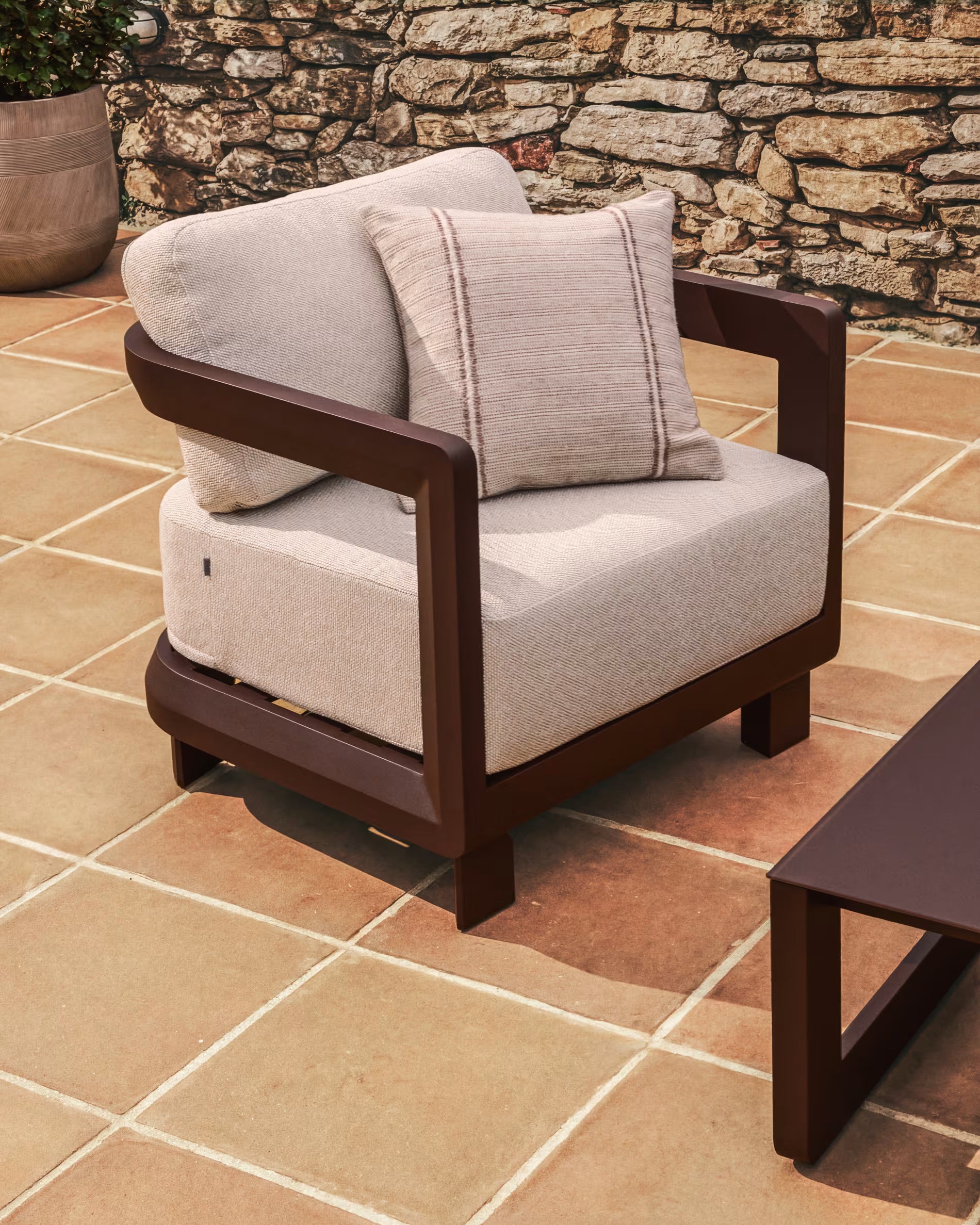 Tuinfauteuil NERANO beige met een bruine basis
