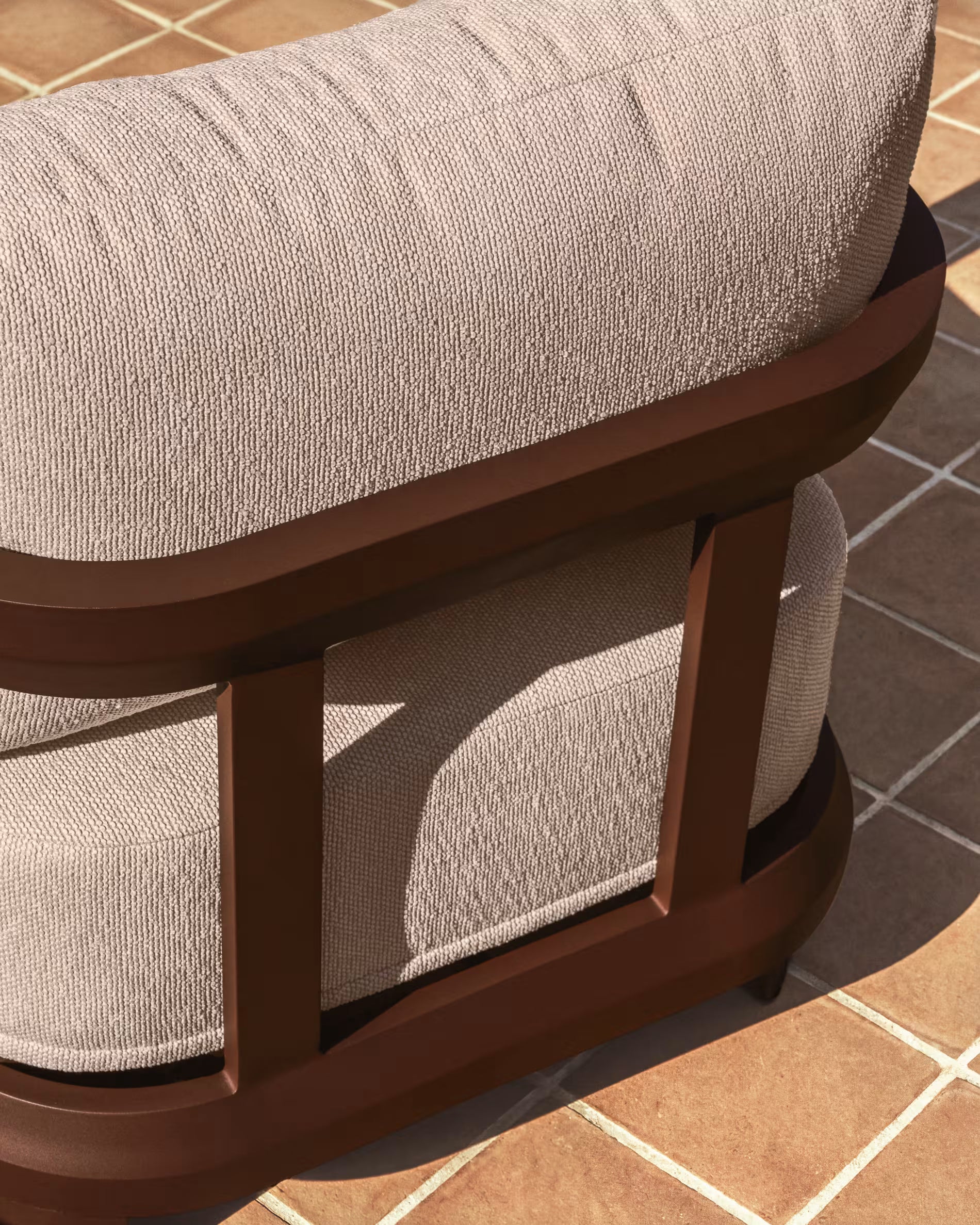 Tuinfauteuil NERANO beige met een bruine basis