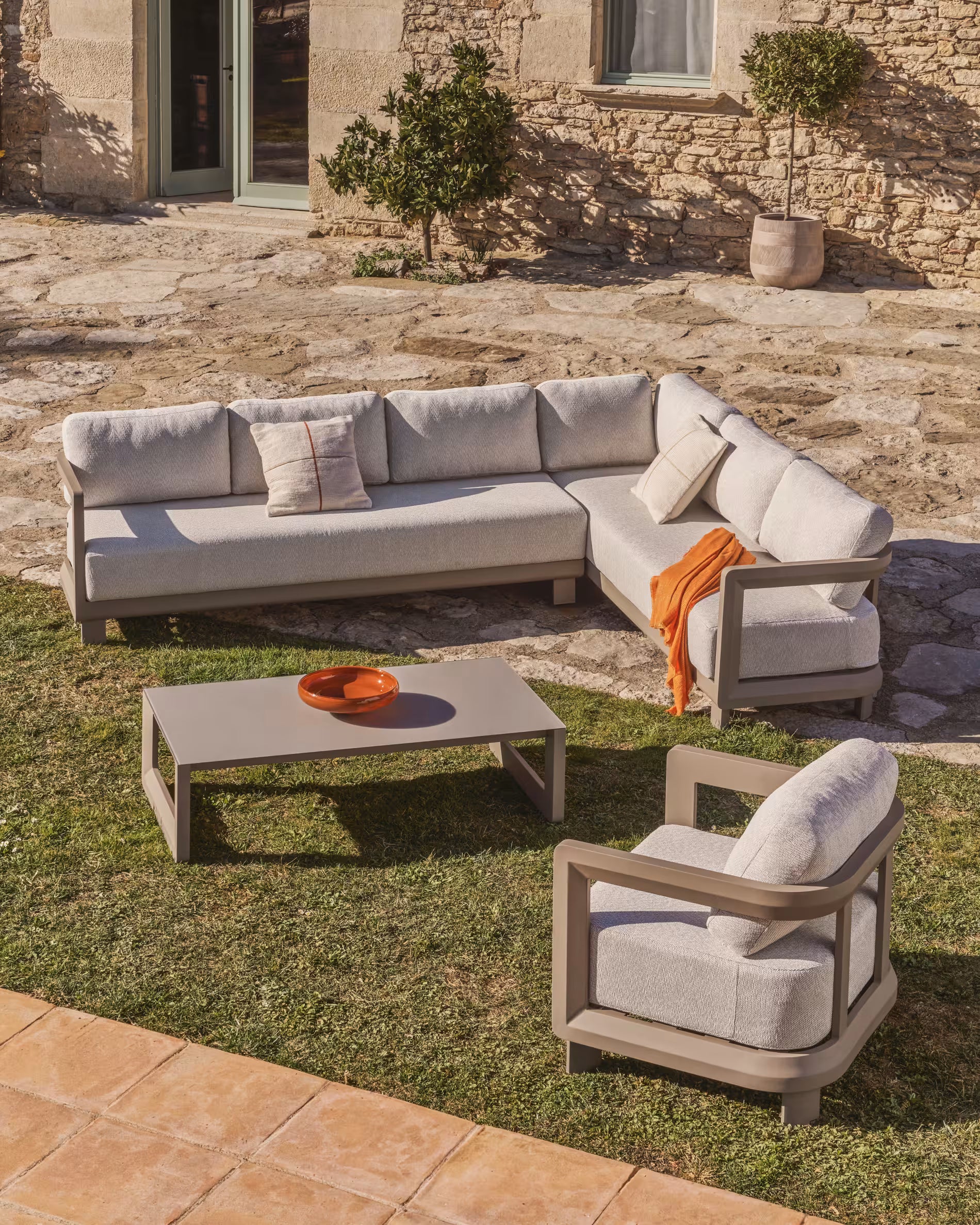 Tuinbank 3-zits NERANO lichtbeige met grijsbeige basis