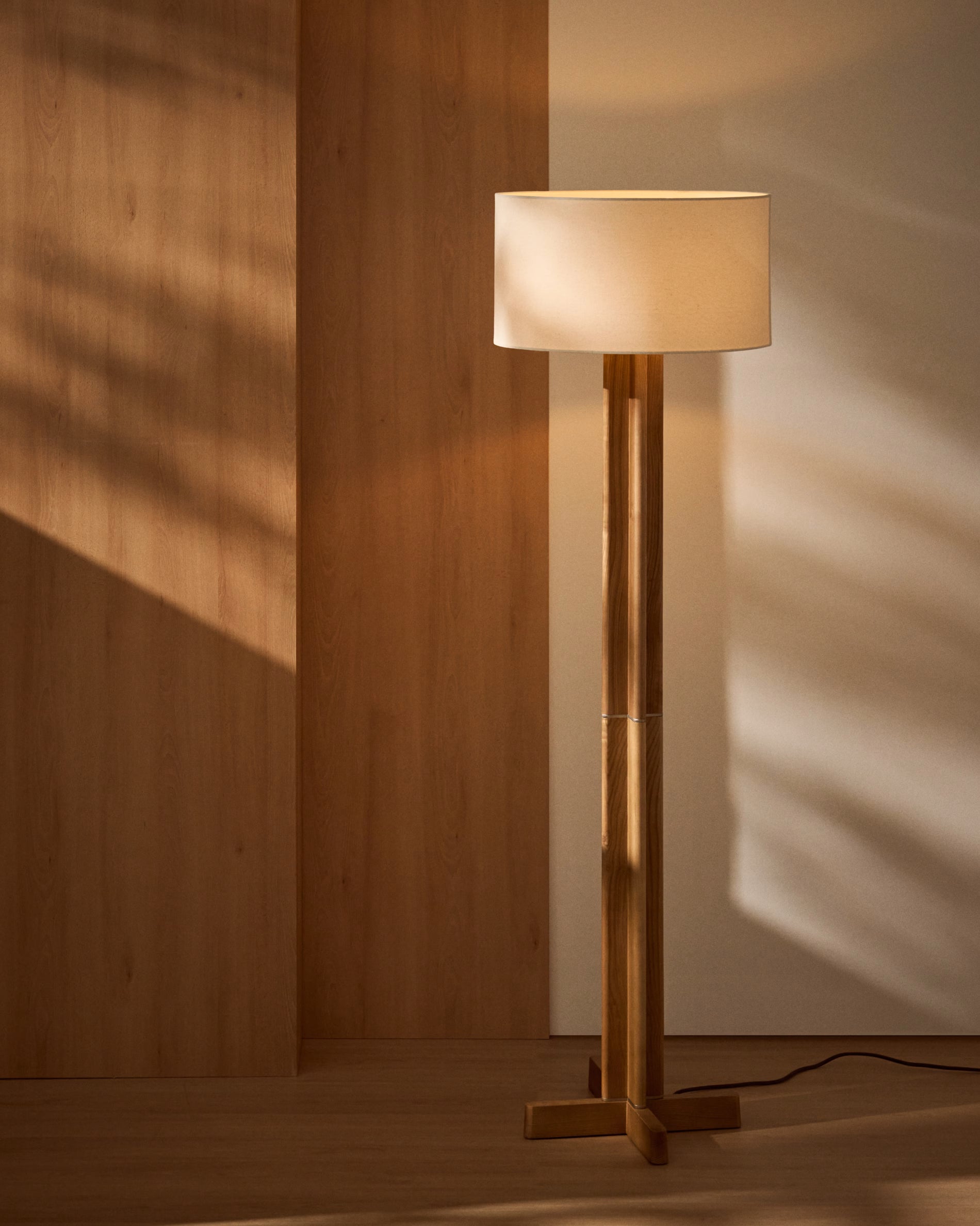 Stehlampe NIANI grau mit Holzfuß
