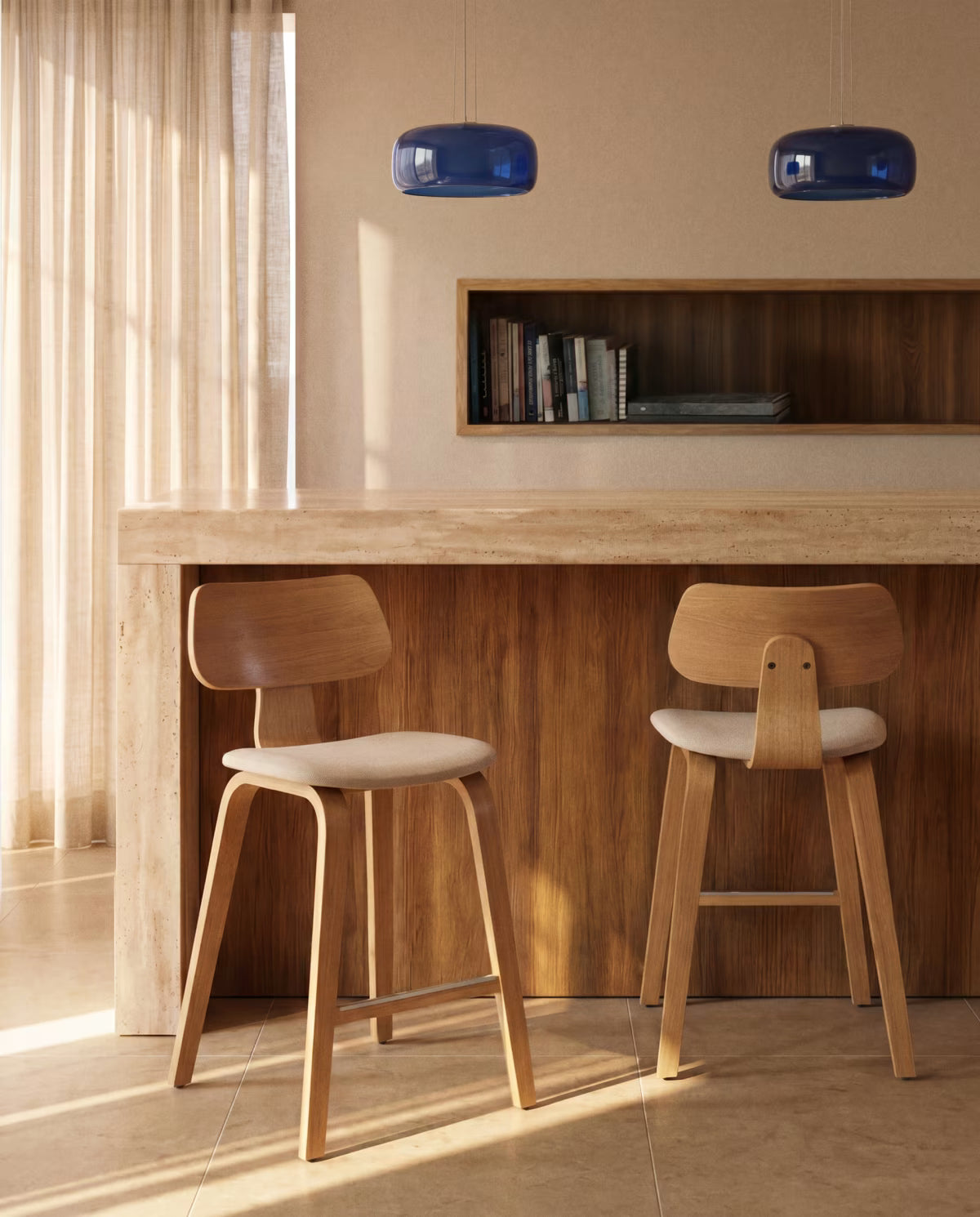 Barkruk GENA beige chenille met een gefineerde eiken basis