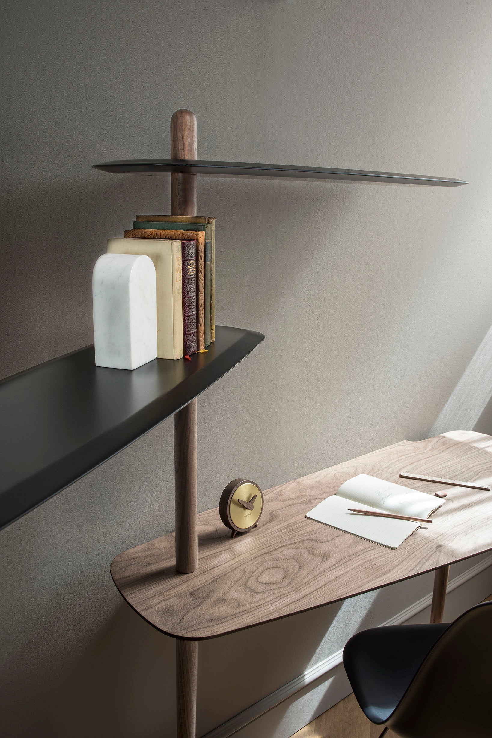 Tafelklok ATOMO van notenhout met messing afwerking