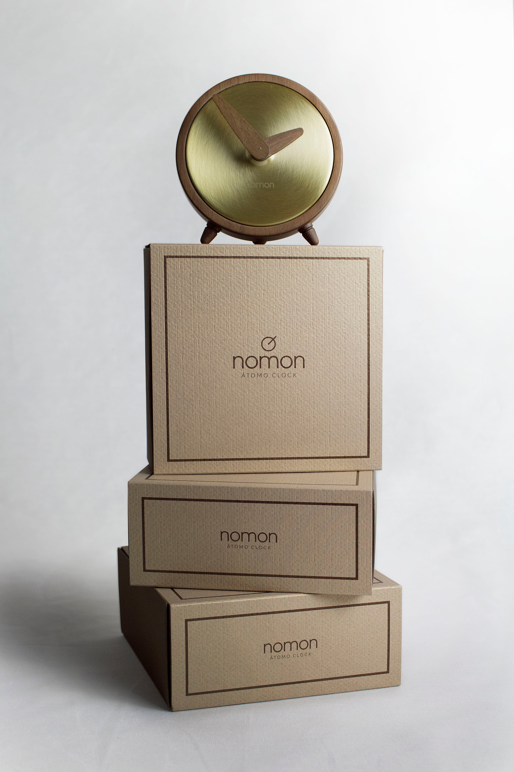 Tafelklok ATOMO van notenhout met messing afwerking