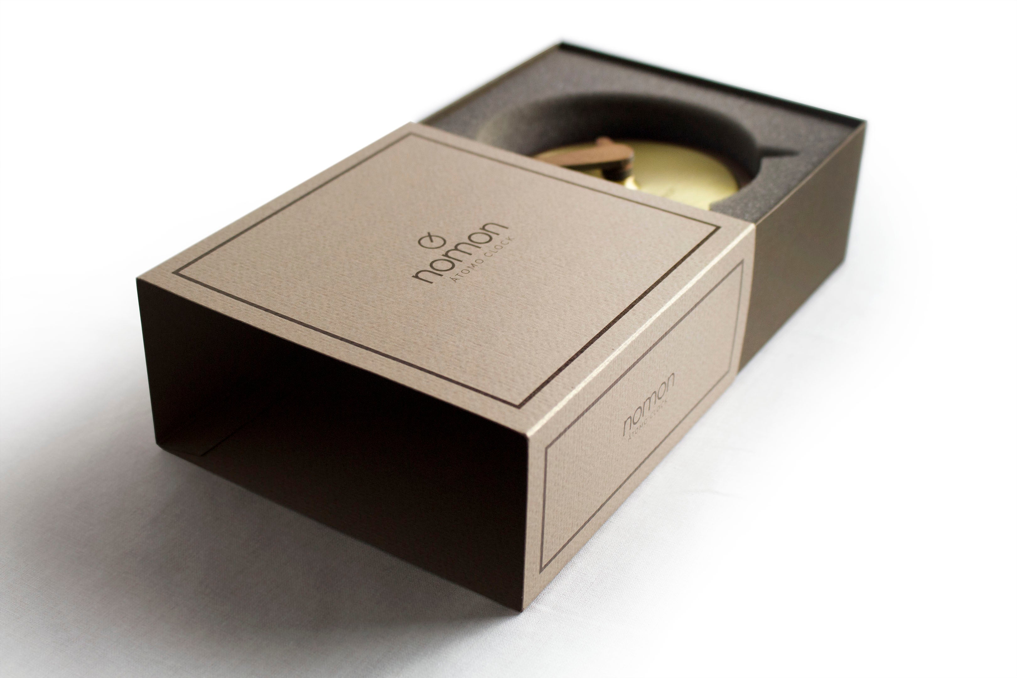 Tafelklok ATOMO van notenhout met messing afwerking