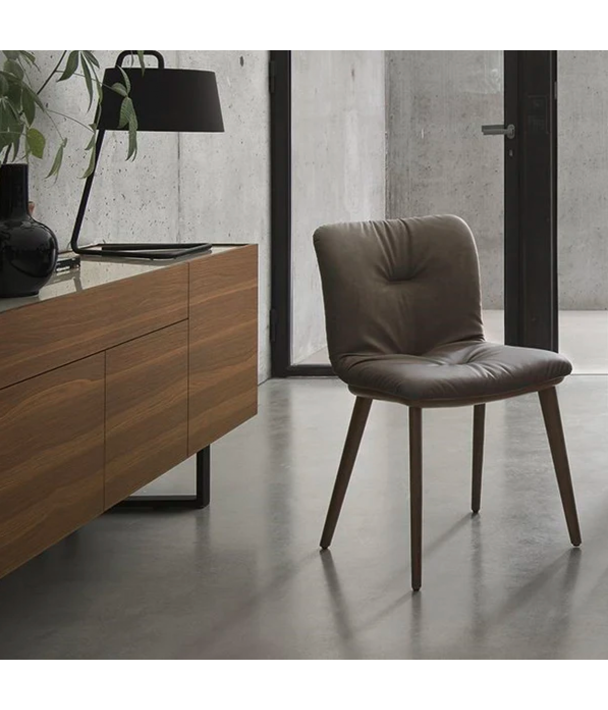 Stuhl ANNIE SOFT gepolstert mit schwarzem Holzgestell