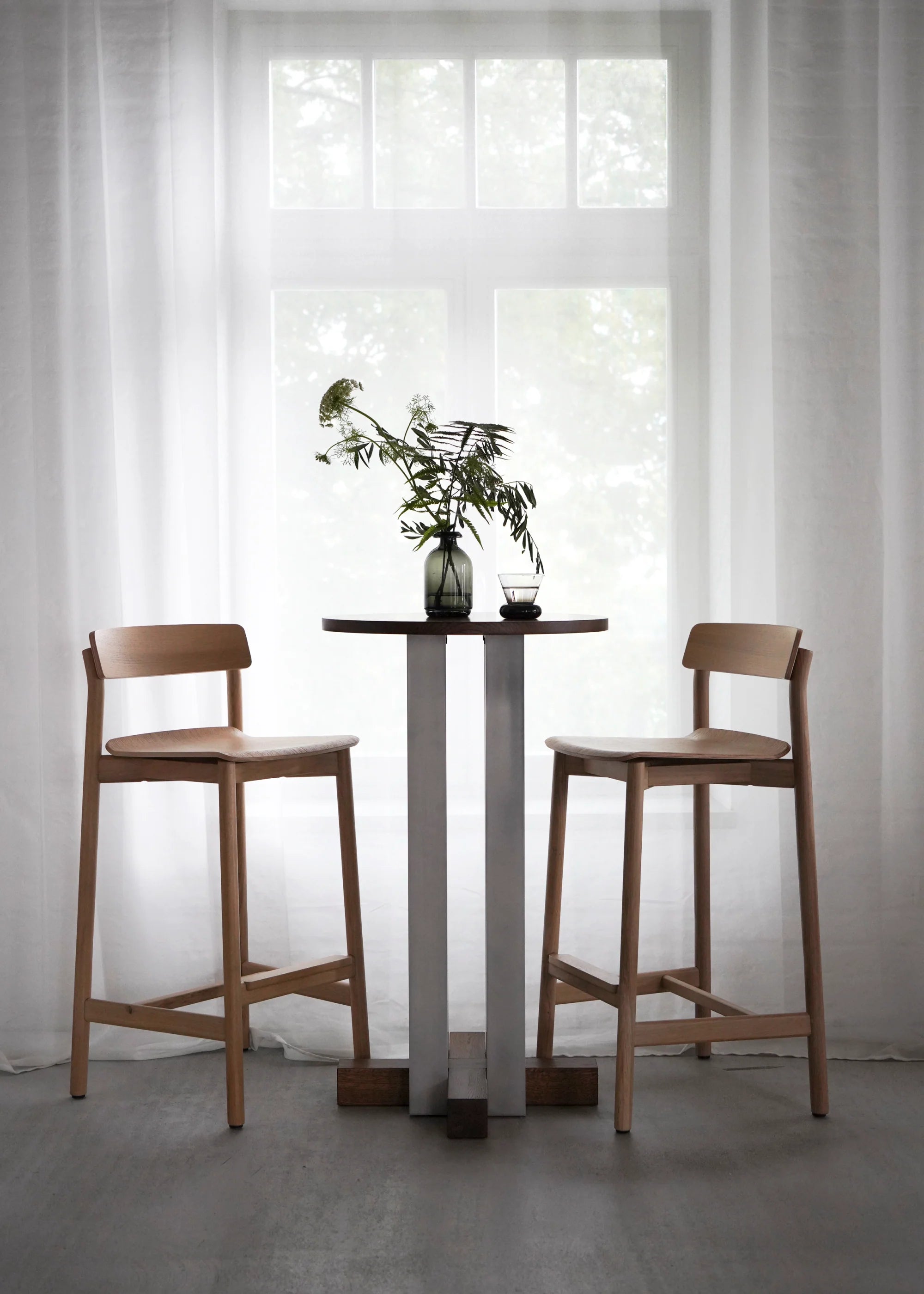 Hocker ARCHE schwarzes Eichenholz