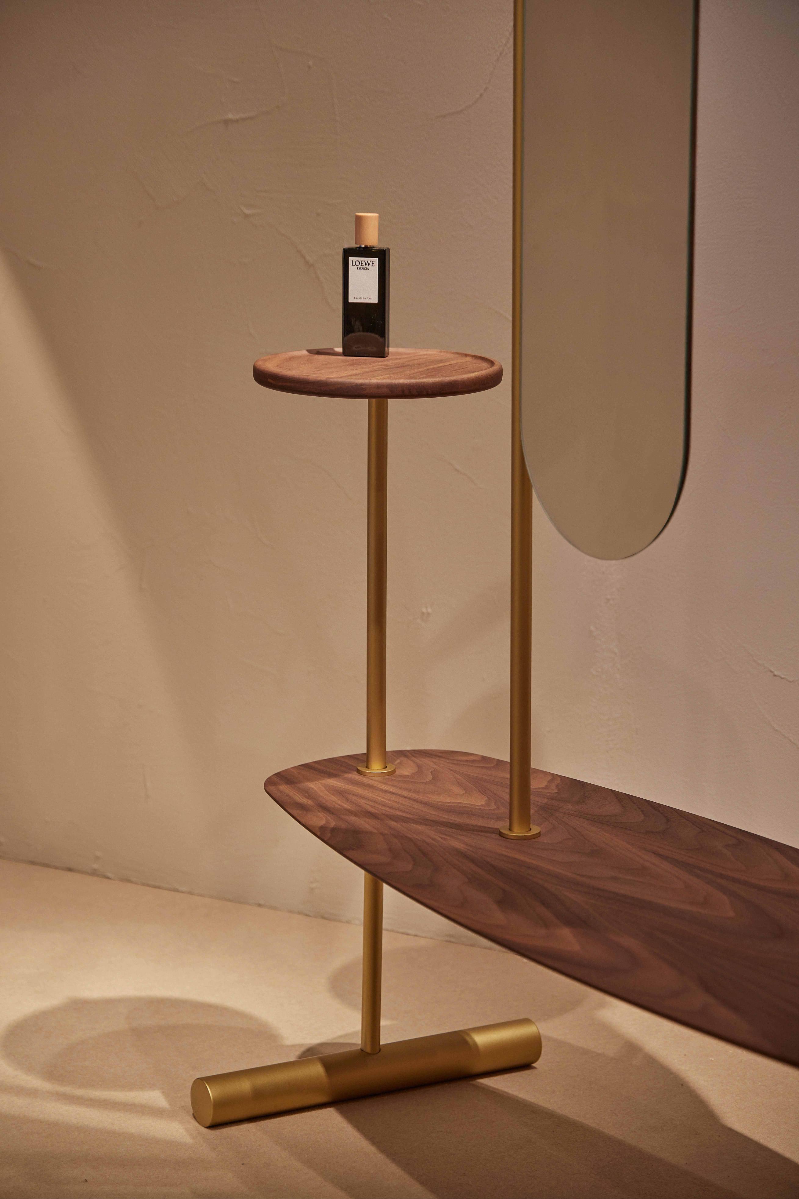 Wandgarderobe mit Spiegel ARCO aus Nussbaumholz mit messingfarbener Oberfläche