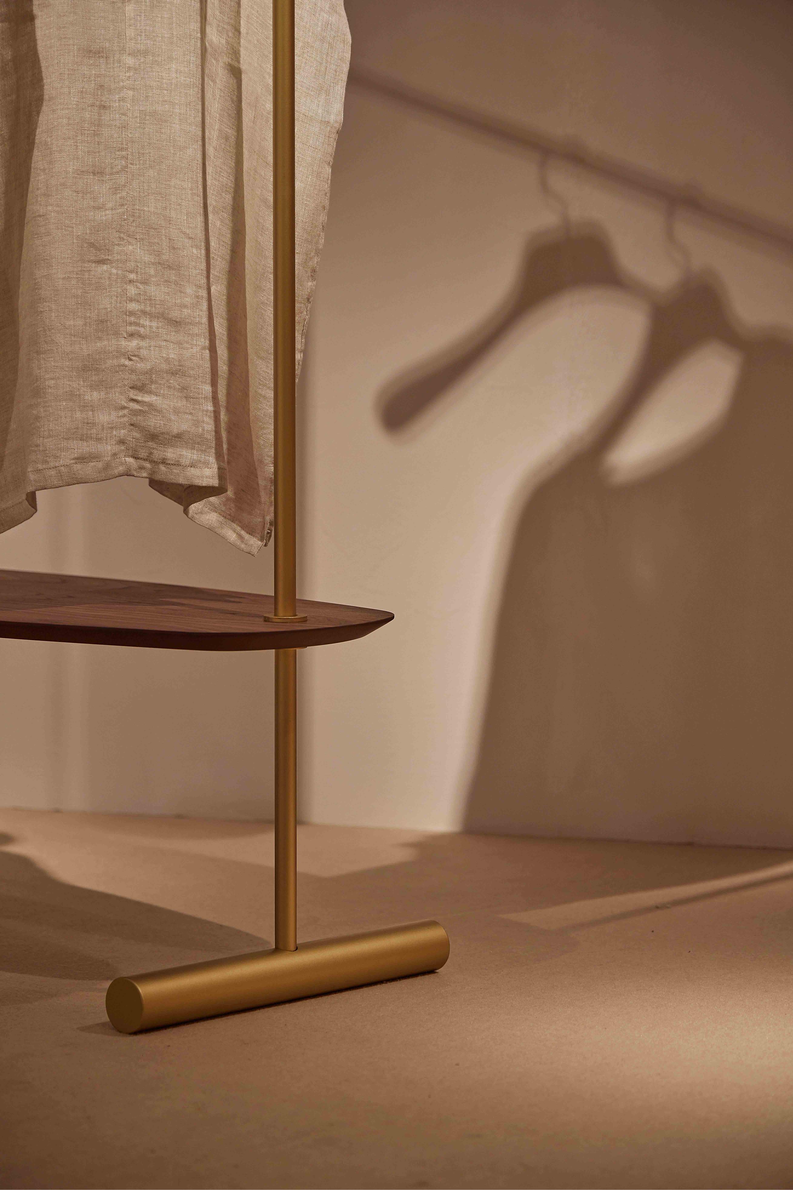 Wandgarderobe mit Spiegel ARCO aus Nussbaumholz mit messingfarbener Oberfläche