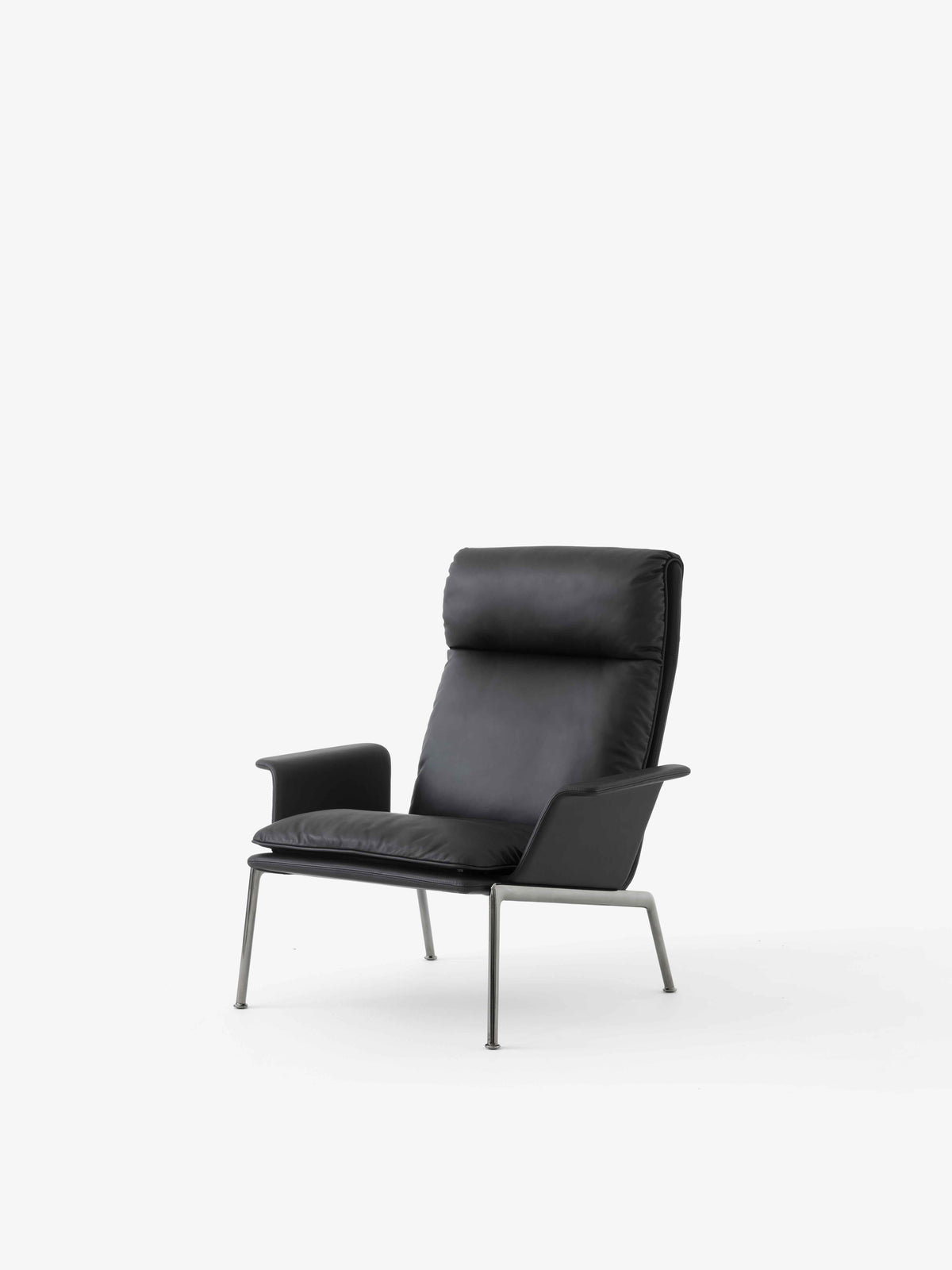Gevoerde MUNO LN17 fauteuil met een donkere aluminium basis