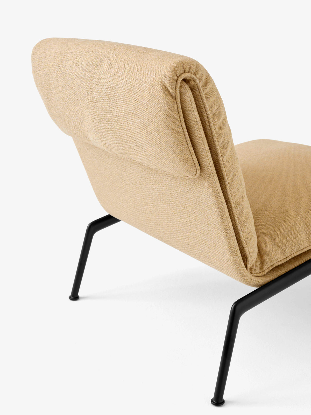 Fauteuil MUNO LN18 gestoffeerd met een zwarte basis
