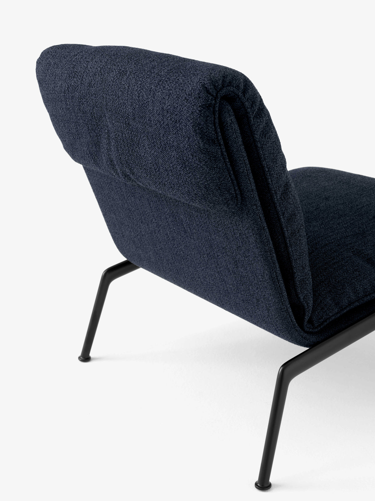 Fauteuil MUNO LN18 gestoffeerd met een zwarte basis