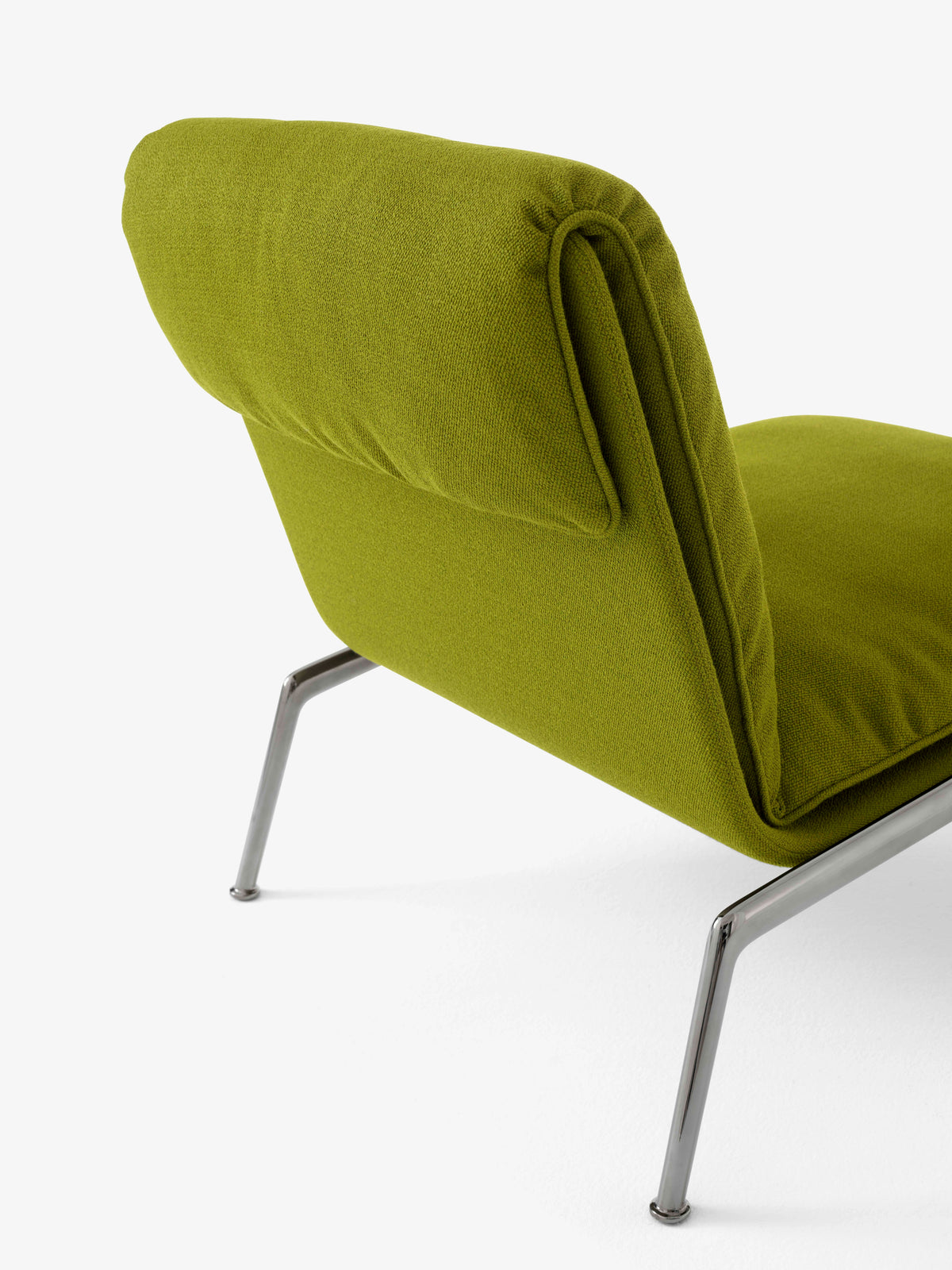 Fauteuil MUNO LN18 gestoffeerd met een donkere aluminium basis