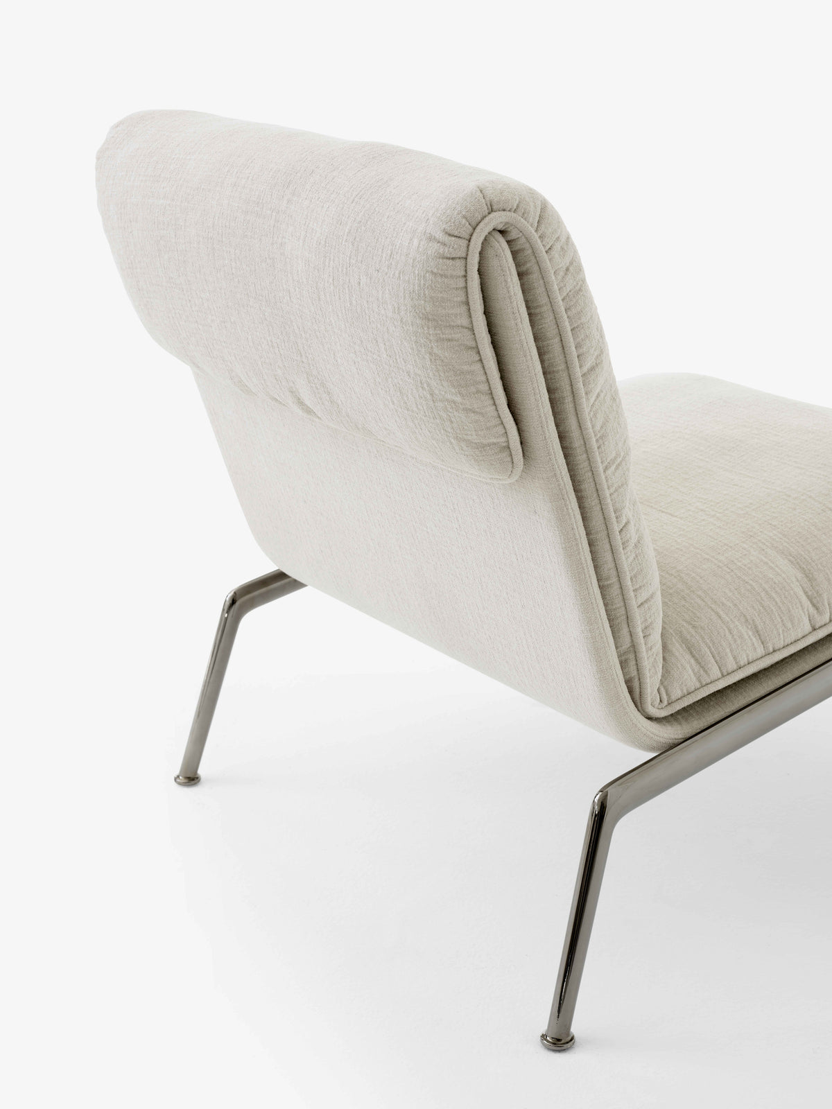 Fauteuil MUNO LN18 gestoffeerd met een donkere aluminium basis