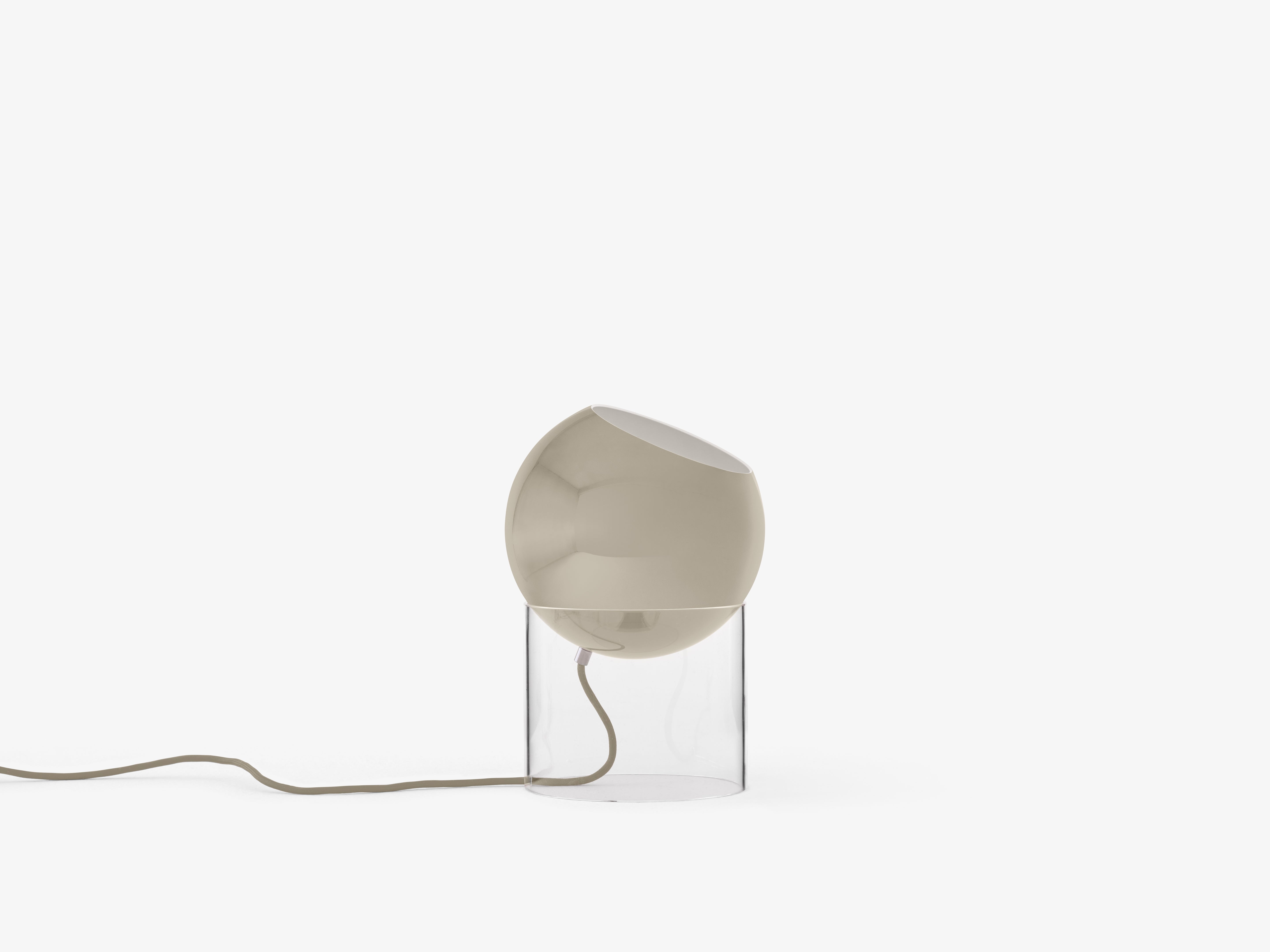 Tafellamp TOPAN met een grijsbeige kap en een transparante voet